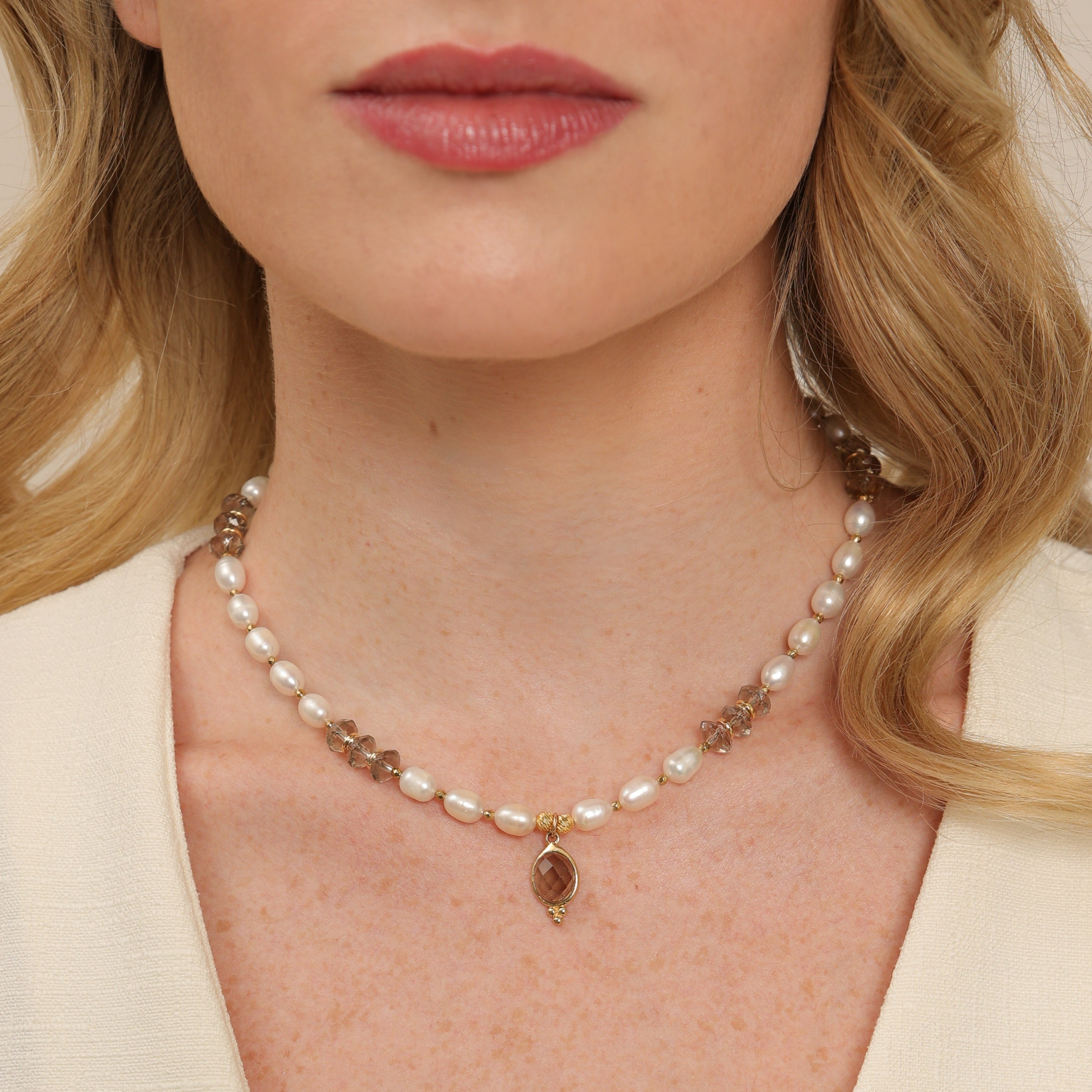 Collar de perlas con cuarzo ahumado