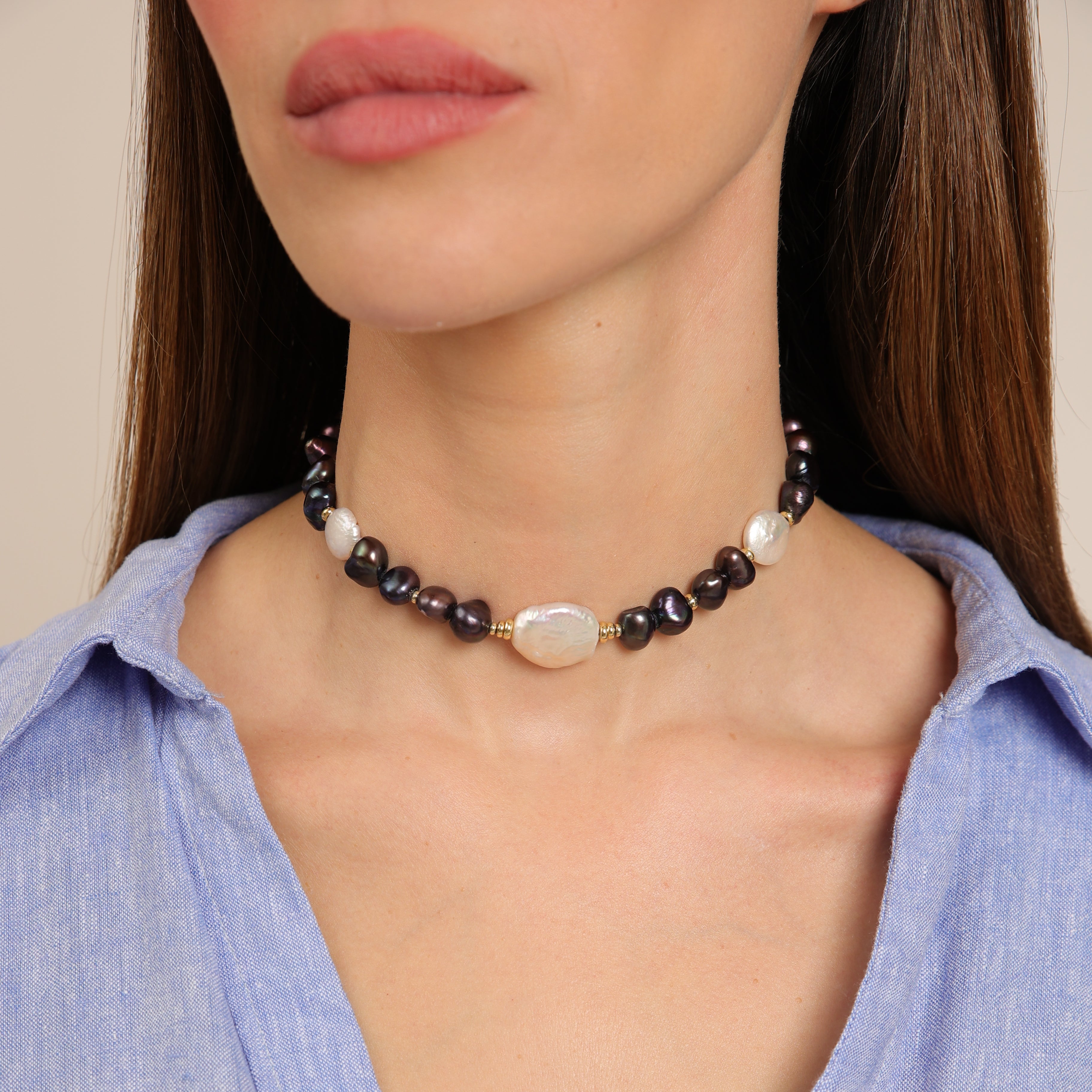 Collier ras du cou en perles noires et blanches