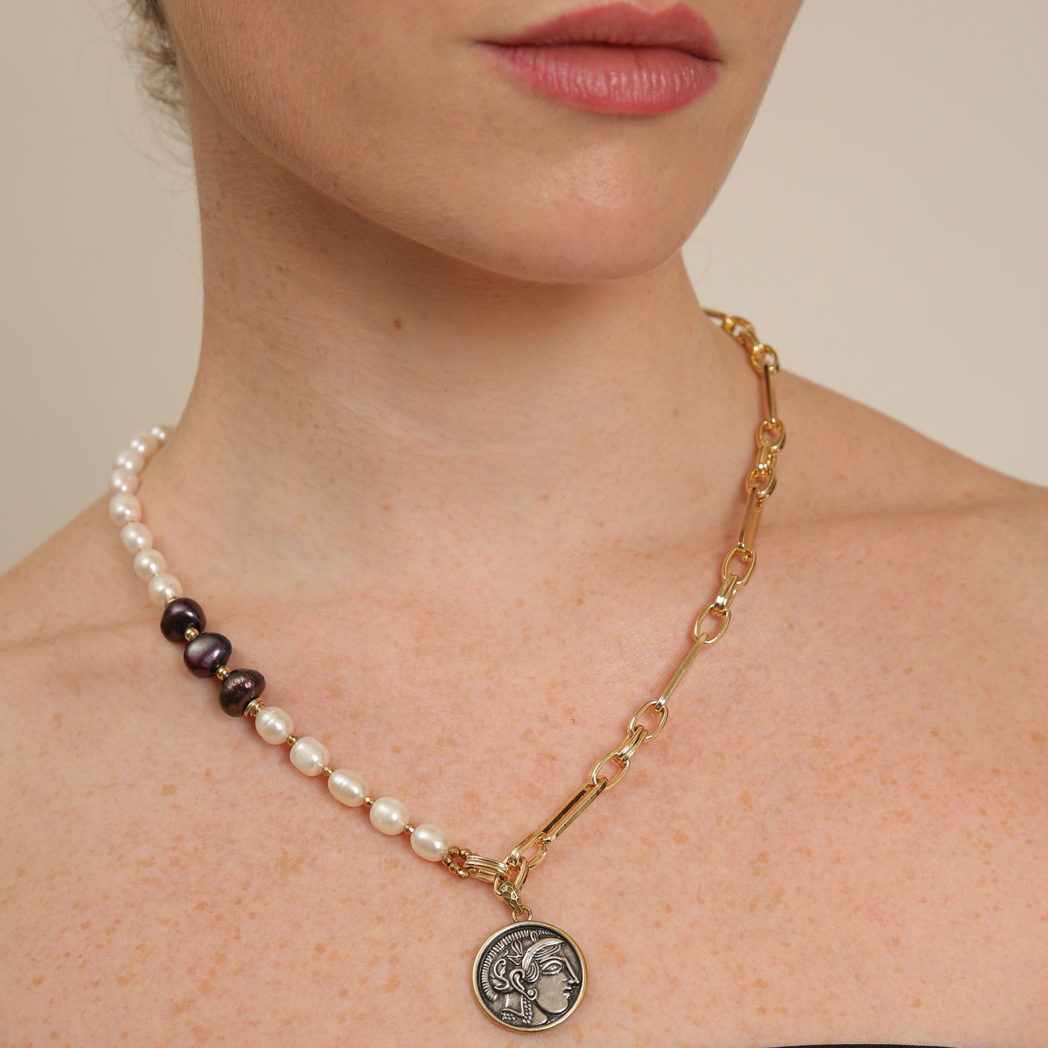 Collar de perlas con eslabones de medio oro