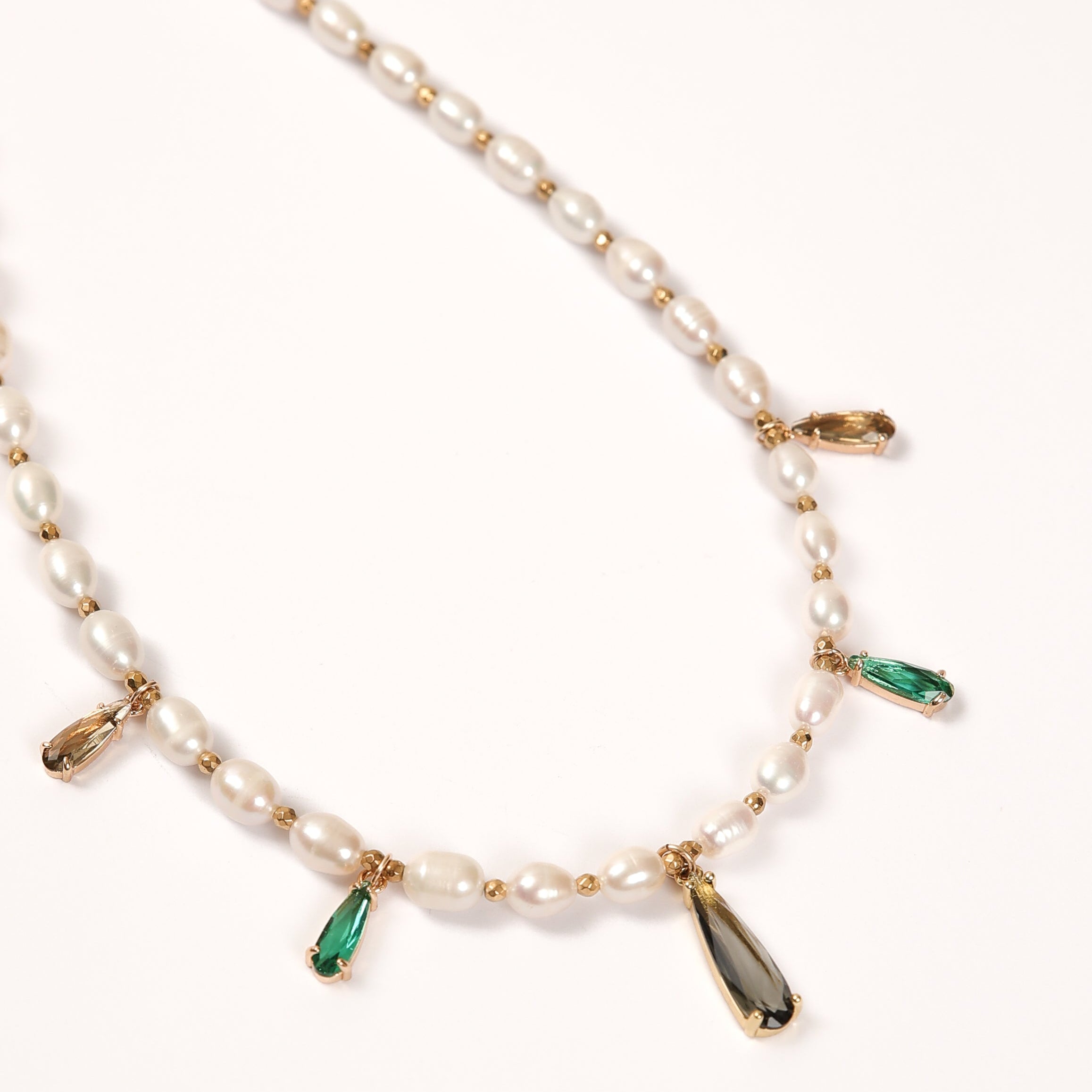 Collar de perlas con colgantes de lágrima de colores