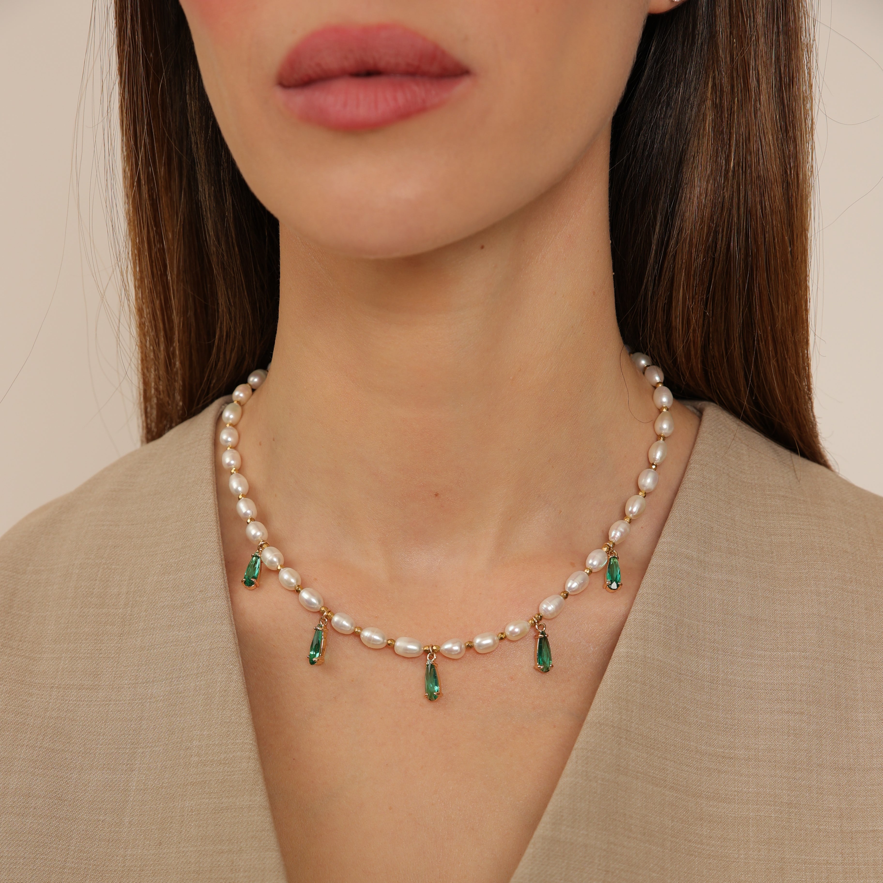 Collar de perlas con colgantes de lágrima verde