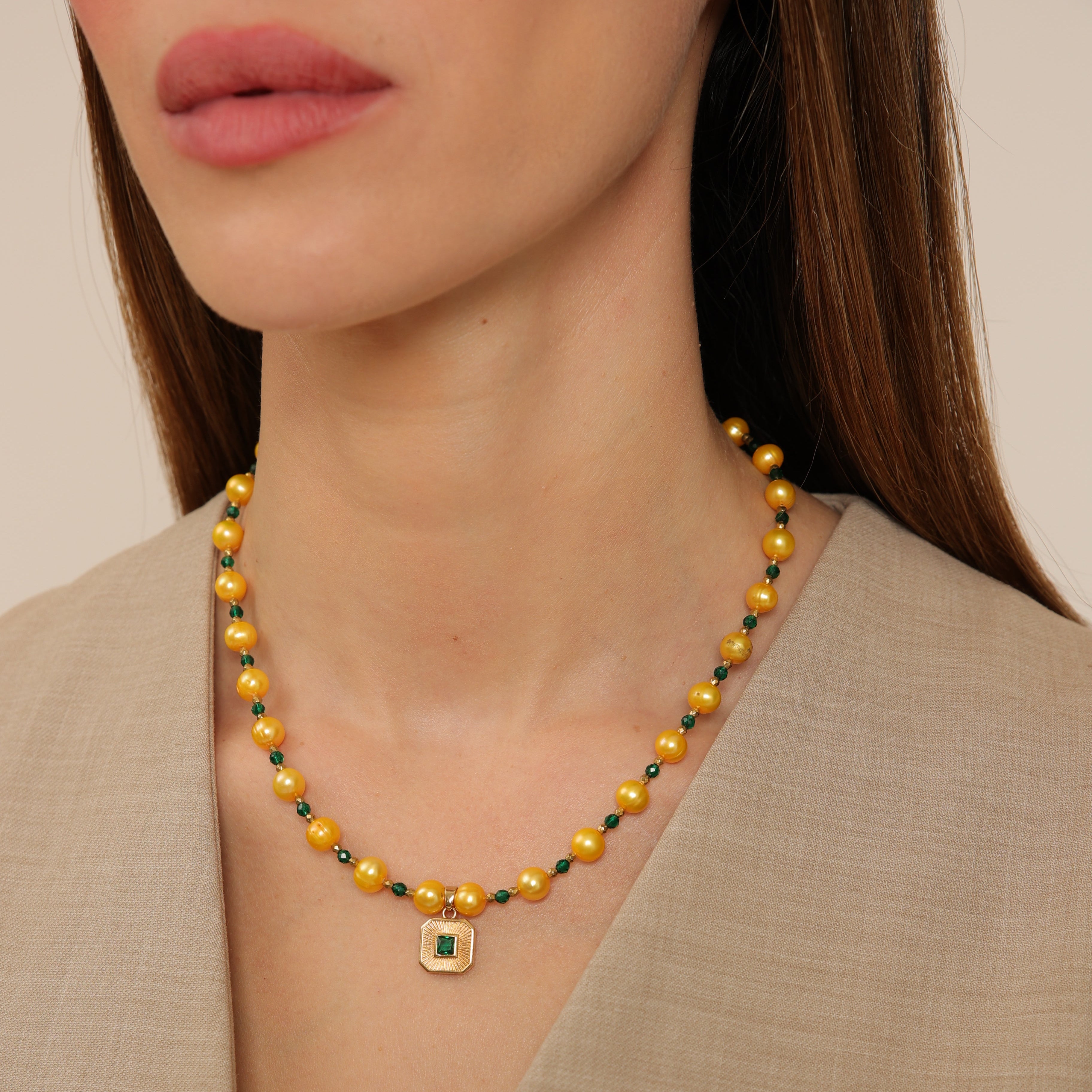 Collar de perlas con perlas amarillas