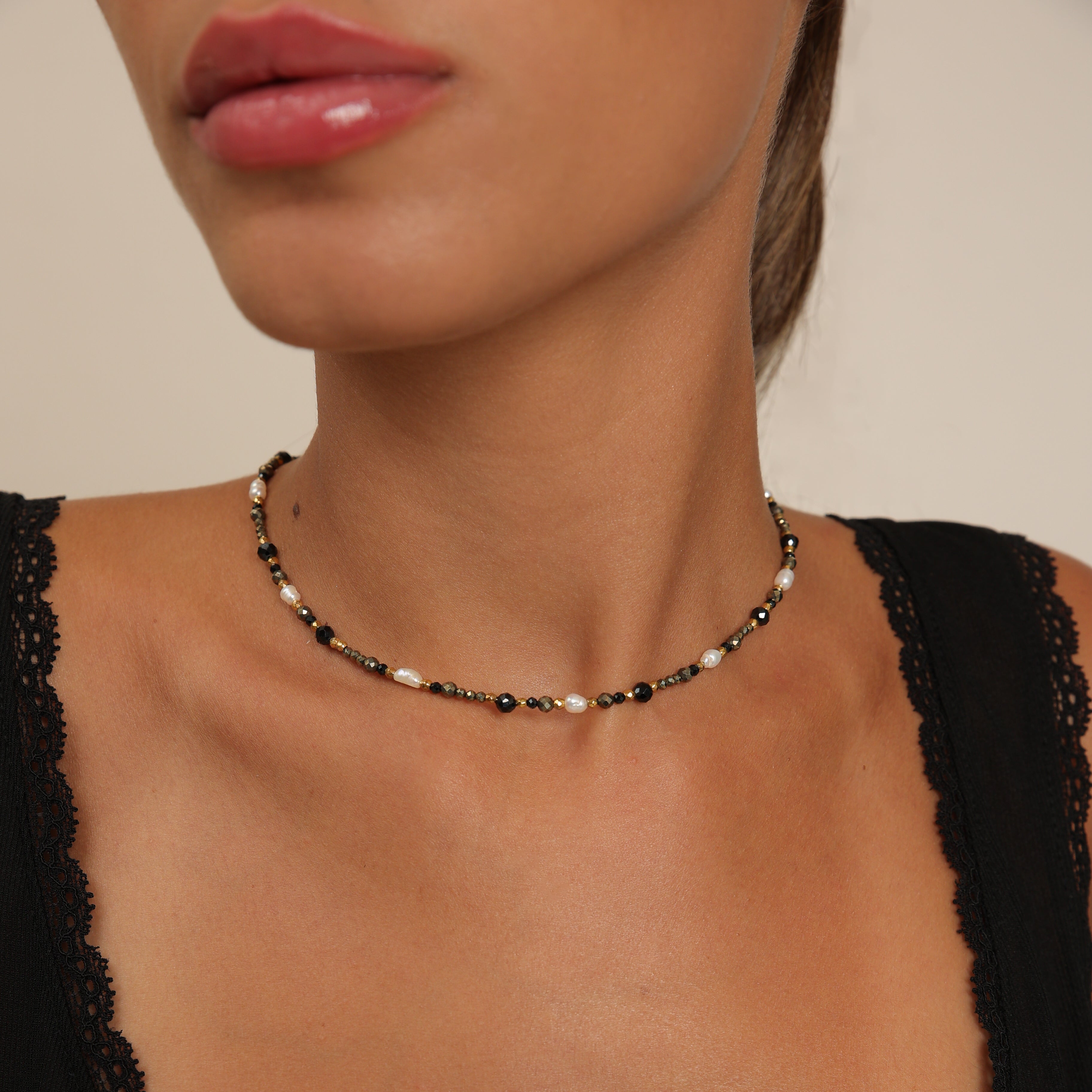 Gargantilla de pirita con perlas de arroz y ónix