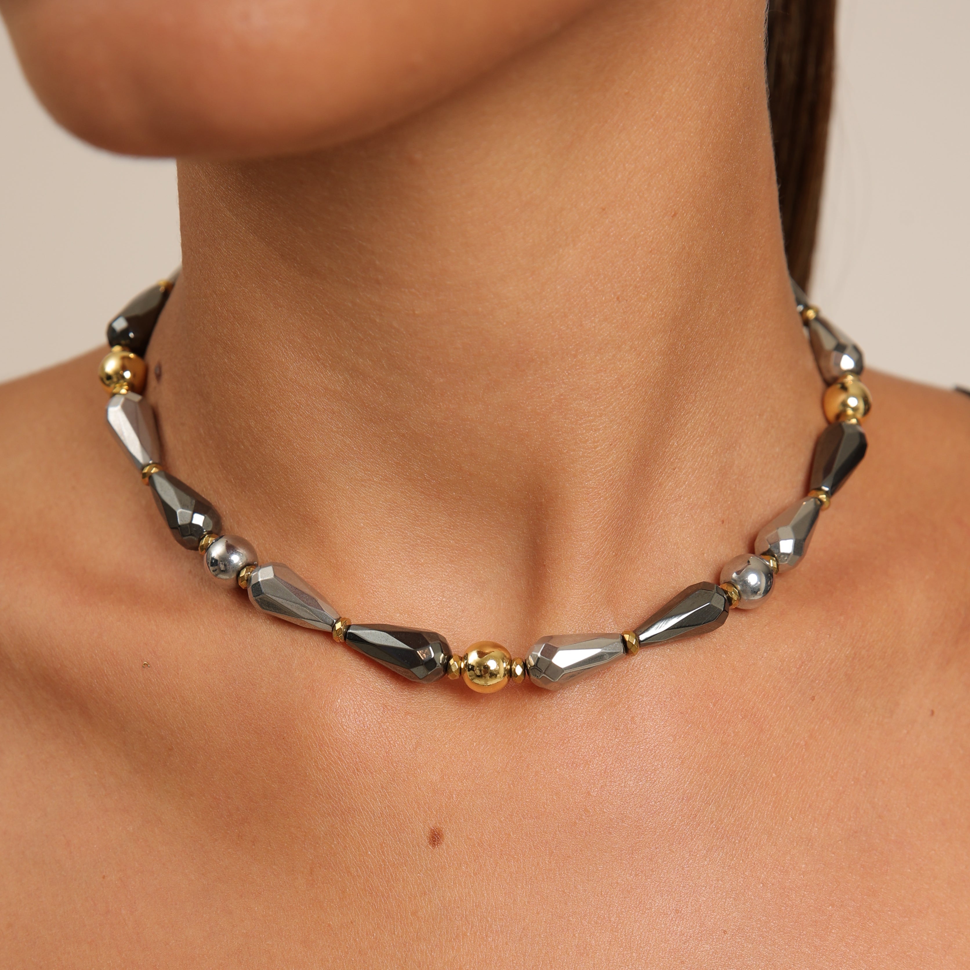 Gargantilla de hematita con formas facetadas