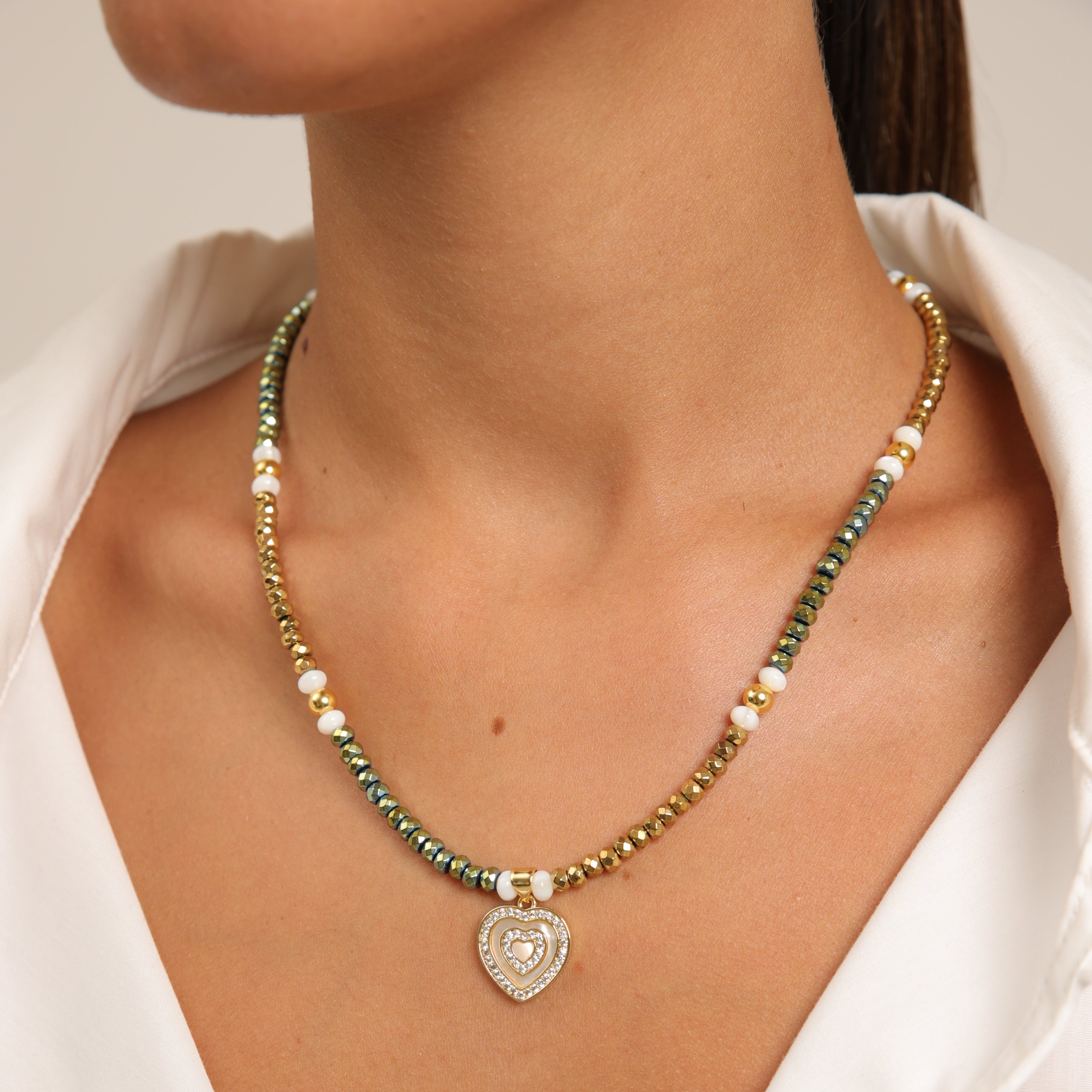 Collar de hematita con colgante de corazón de nácar