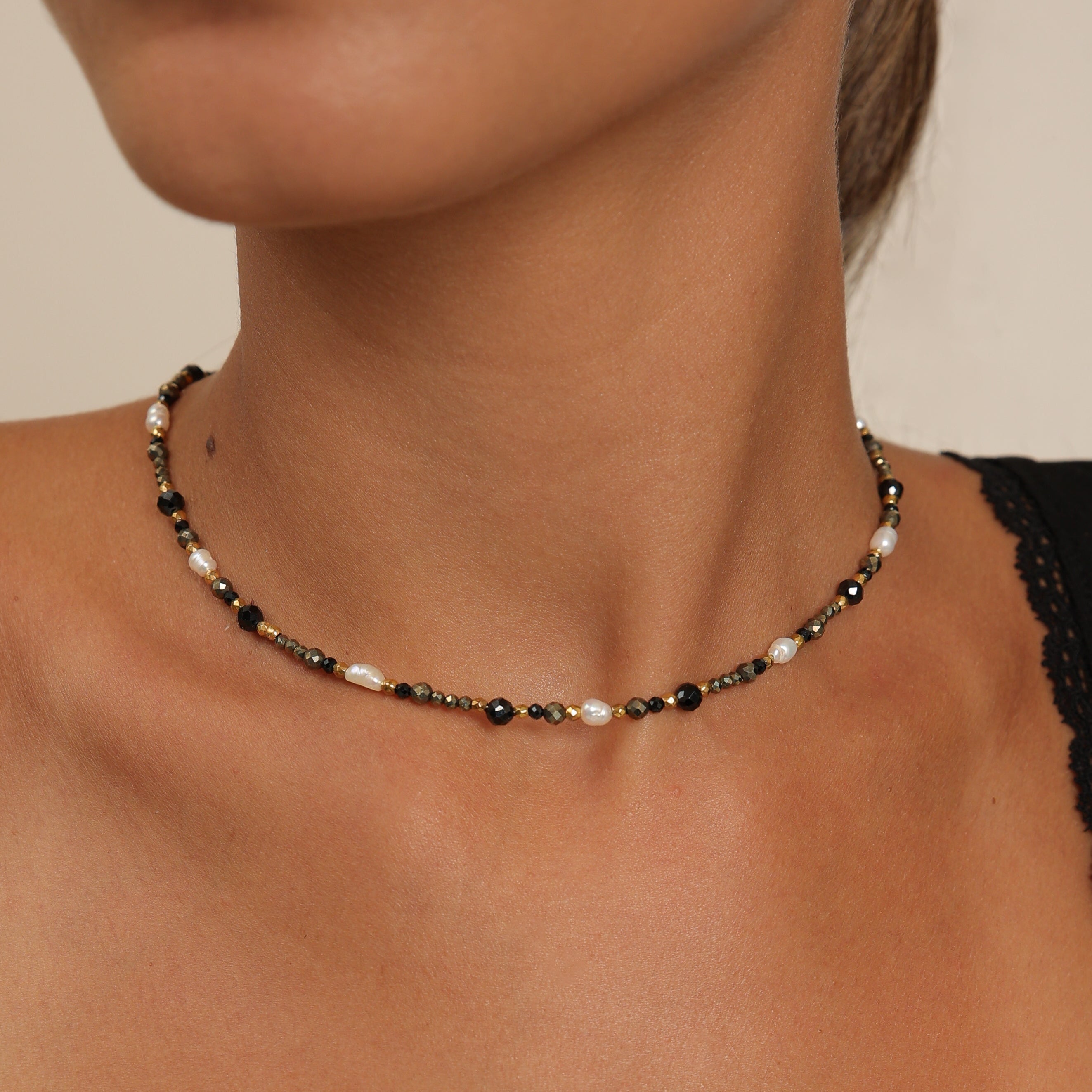 Gargantilla de pirita con perlas de arroz y ónix