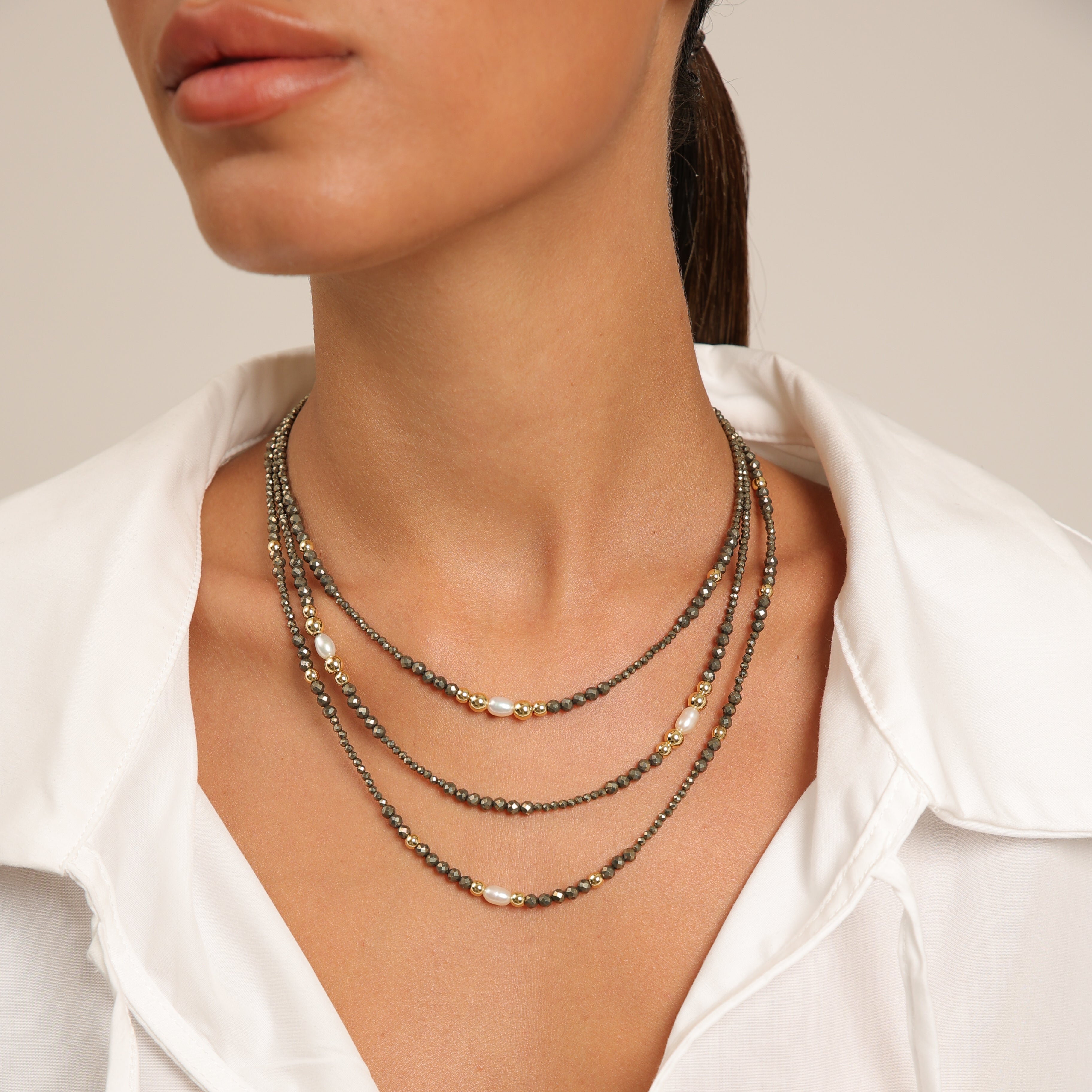 Collar de trío de pirita con perlas de arroz