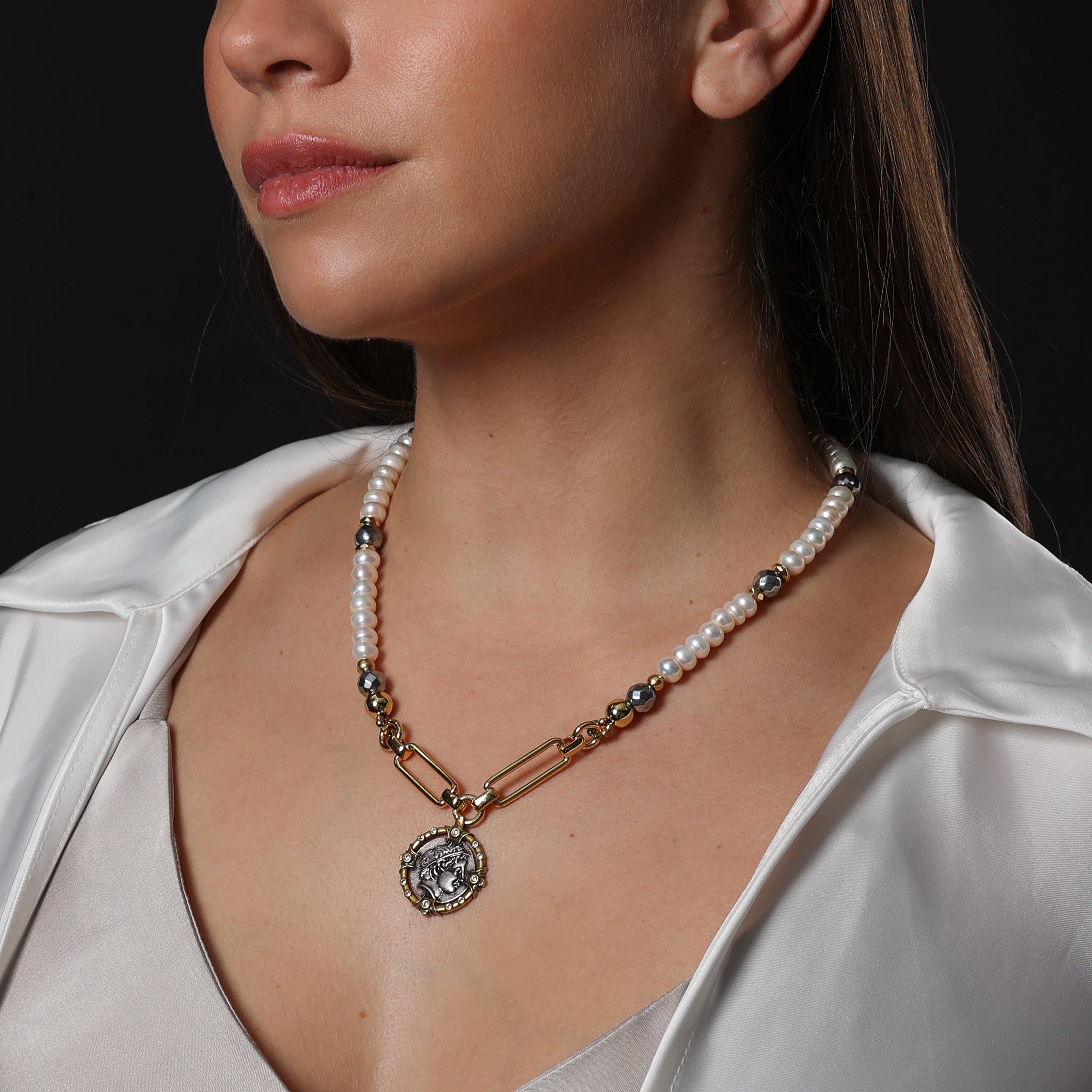 Collar de perlas con colgante de moneda romana