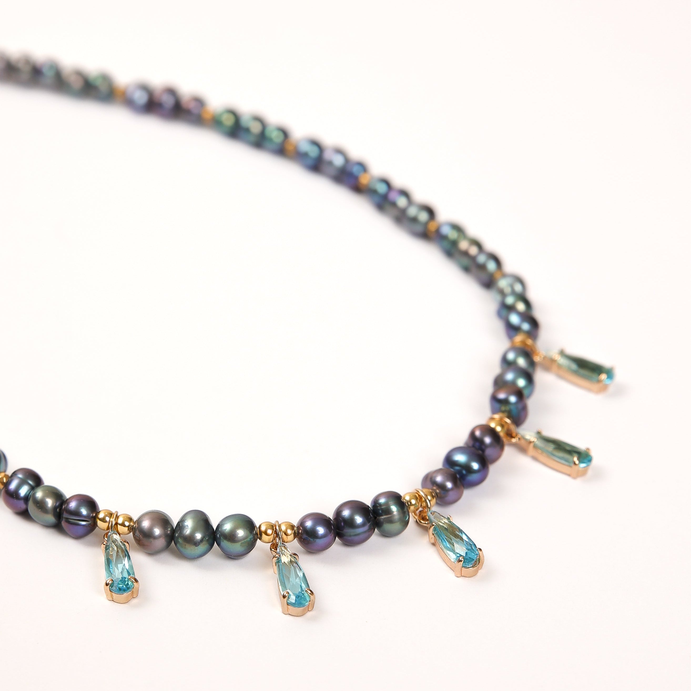 Collar de perlas con perlas de pavo real