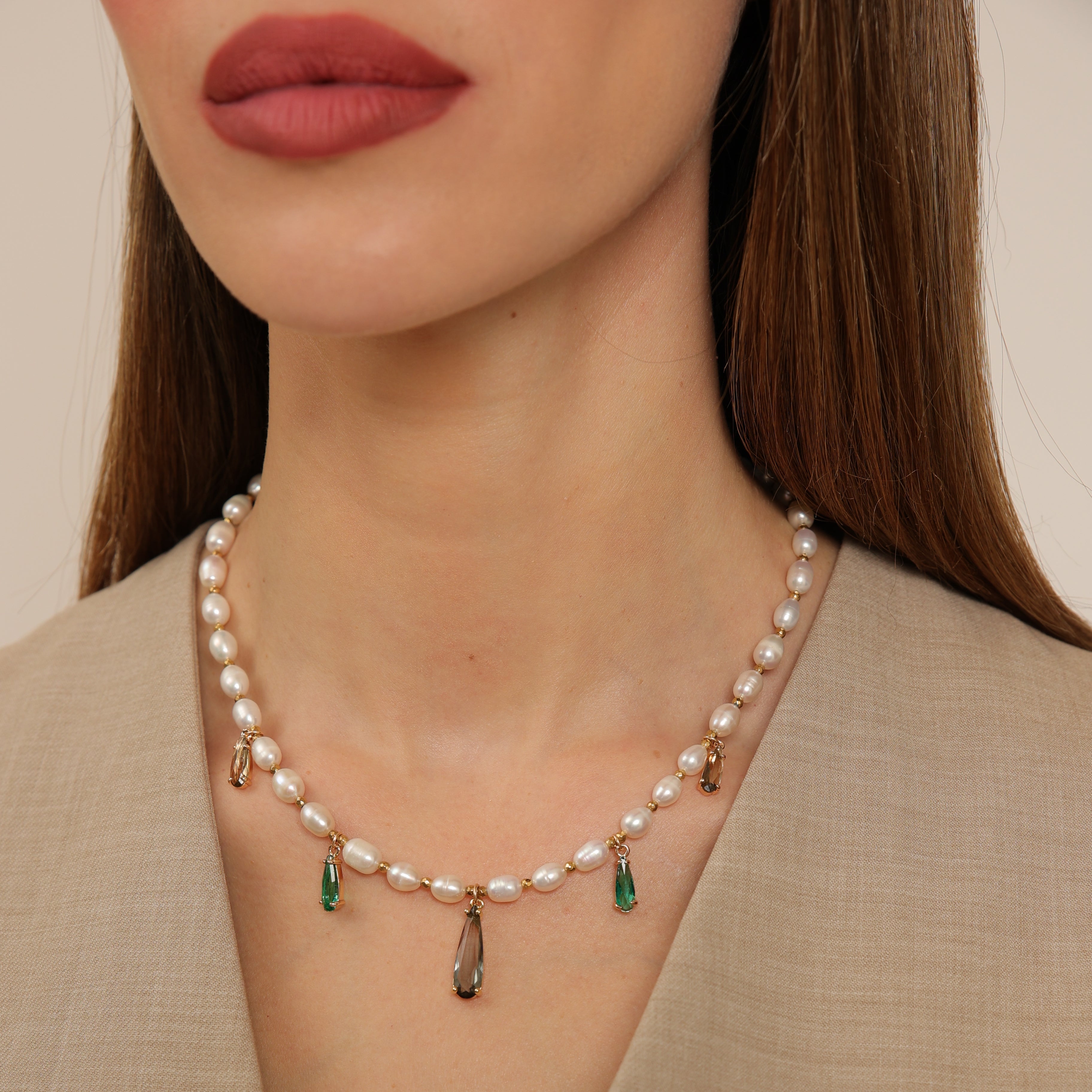 Collar de perlas con colgantes de lágrima de colores