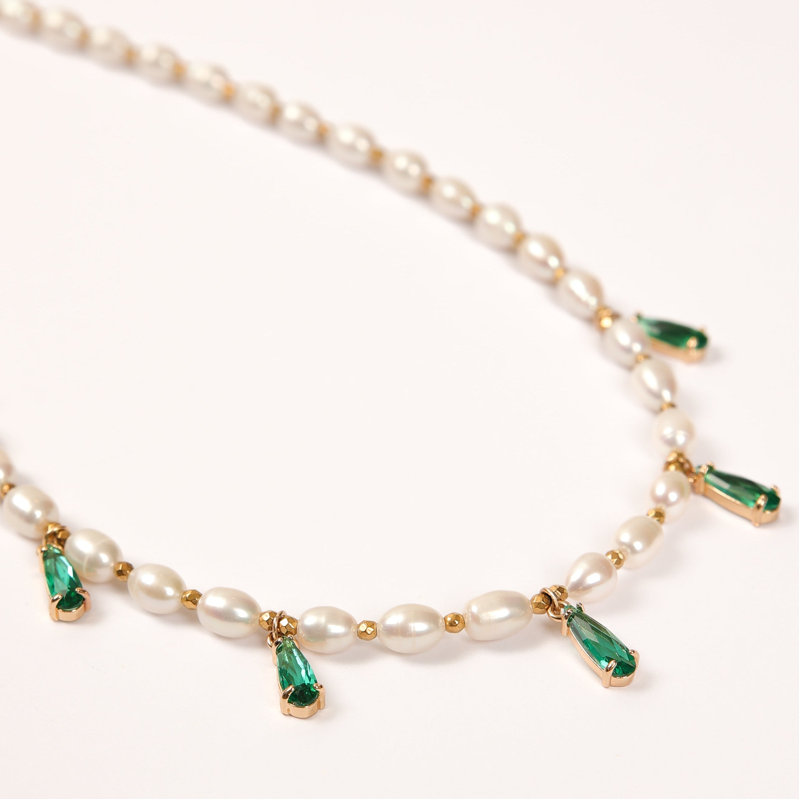 Collar de perlas con colgantes de lágrima verde