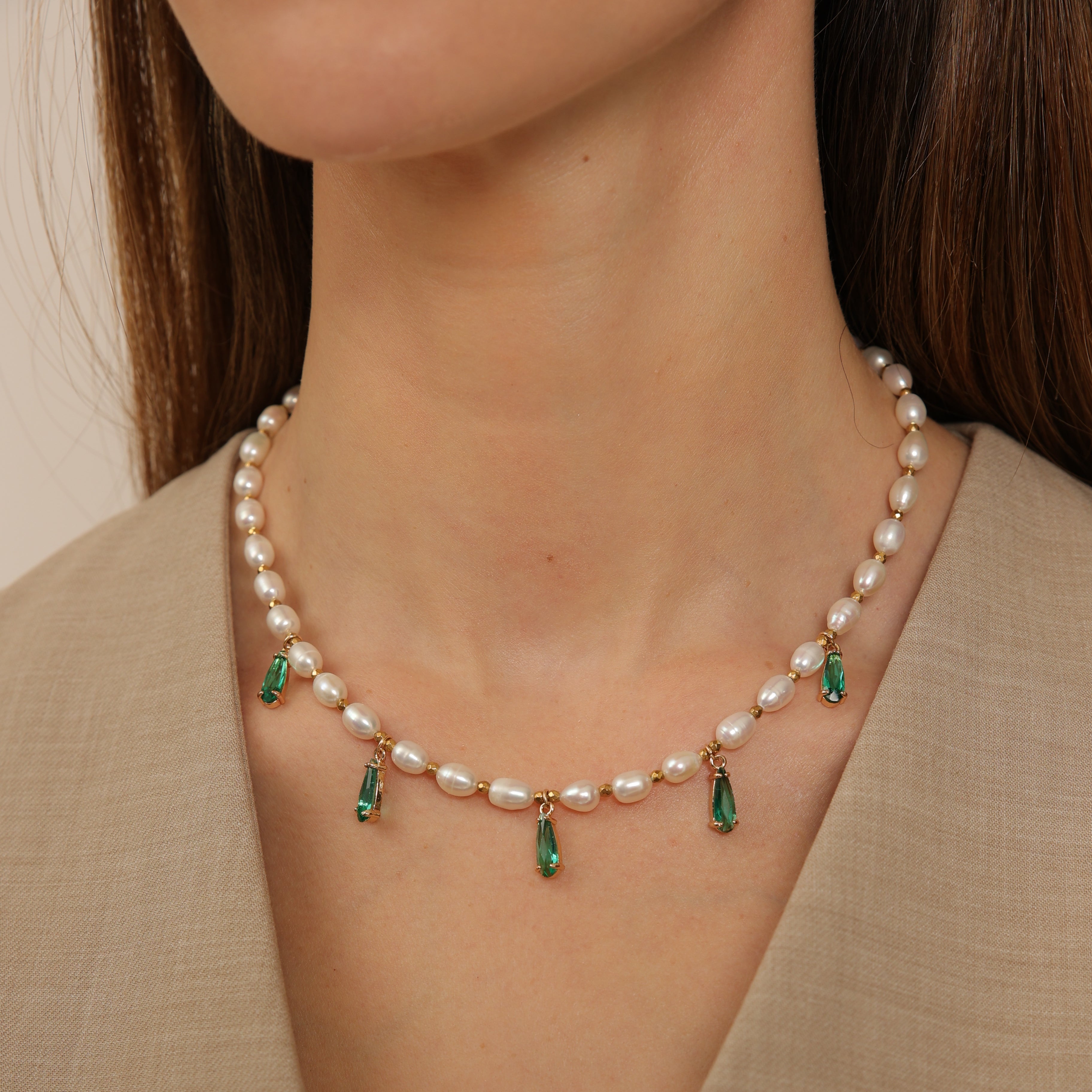 Collar de perlas con colgantes de lágrima verde