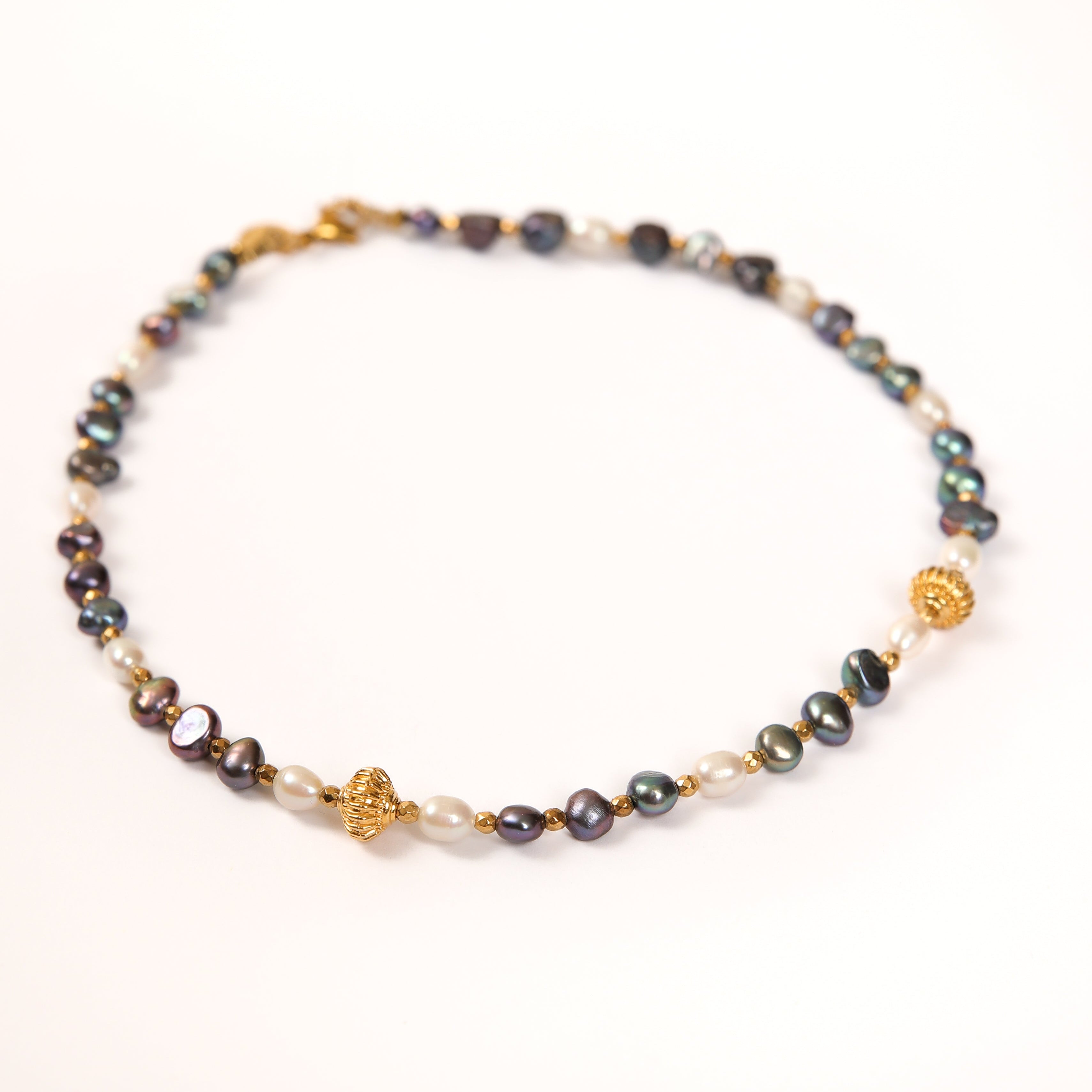 Gargantilla de perlas con perlas blancas y pavo real