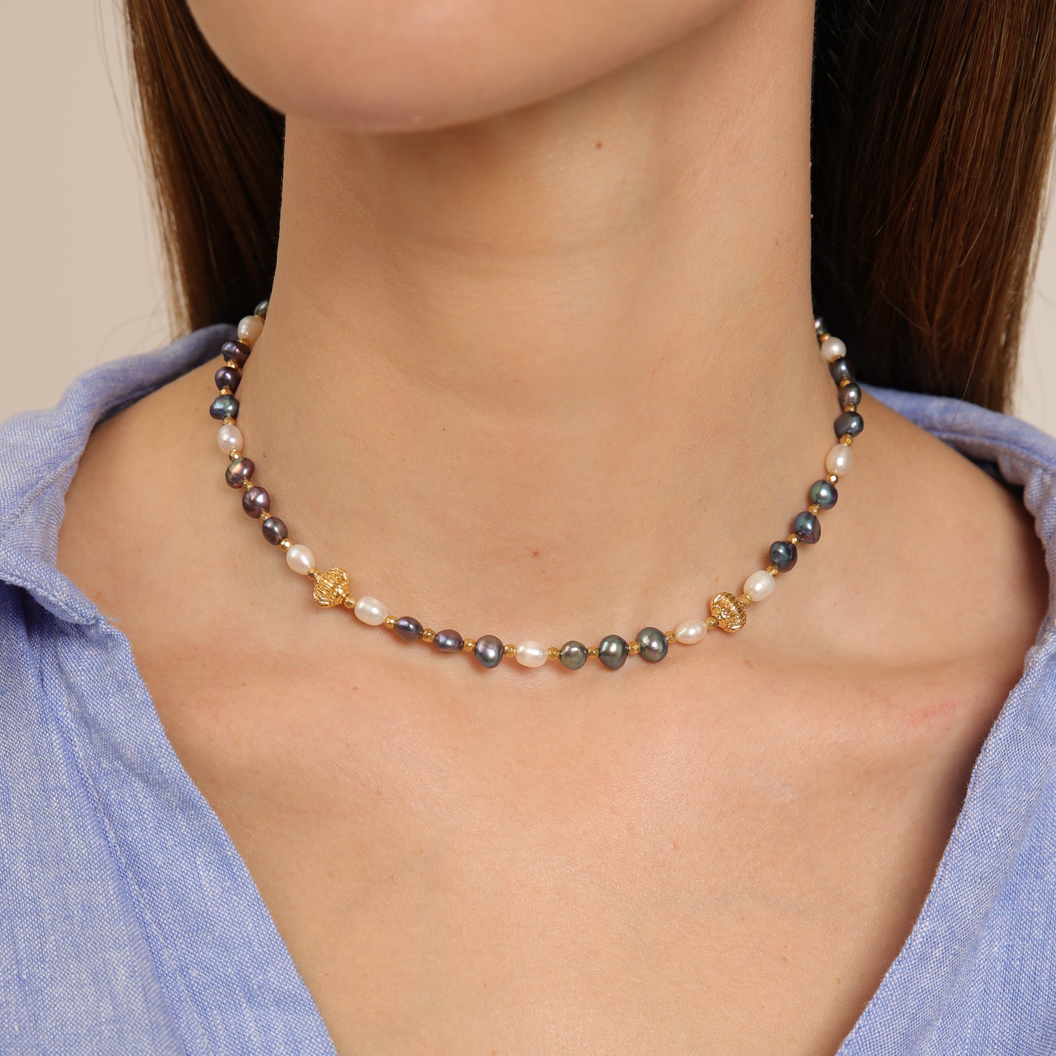 Gargantilla de perlas con perlas blancas y pavo real