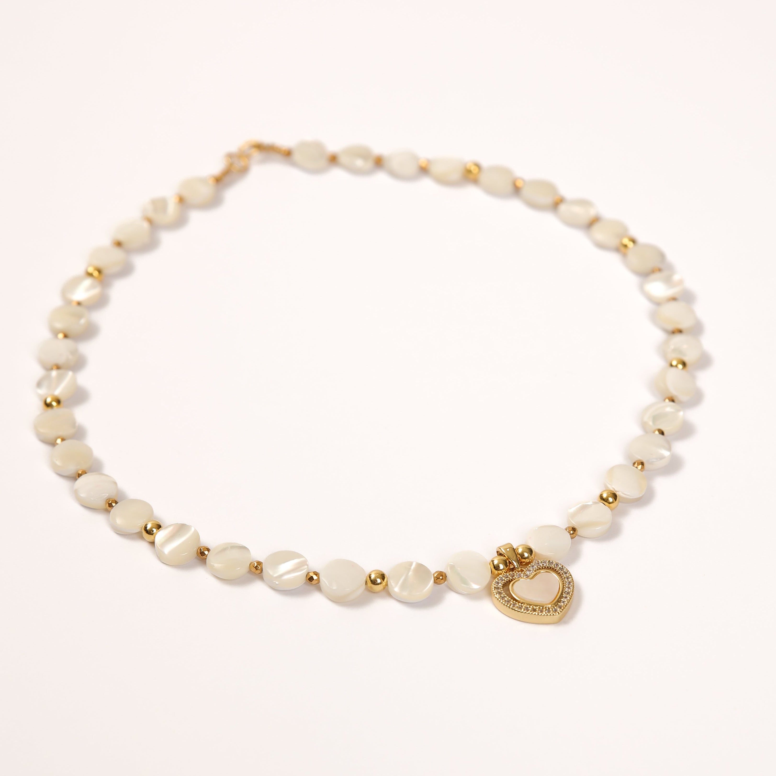Collar de nácar con colgante de corazón