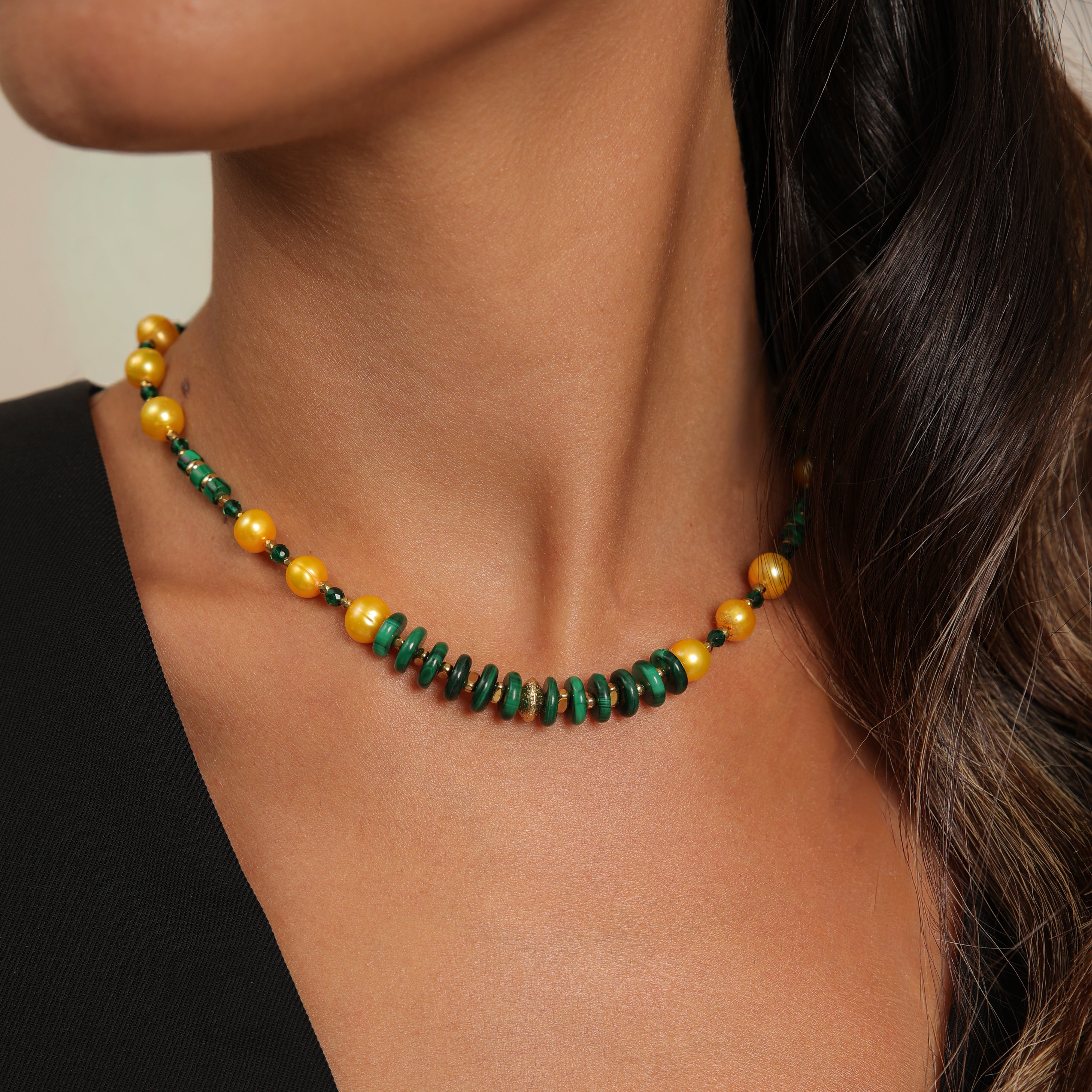 Collar de perlas con perlas amarillas y malaquita