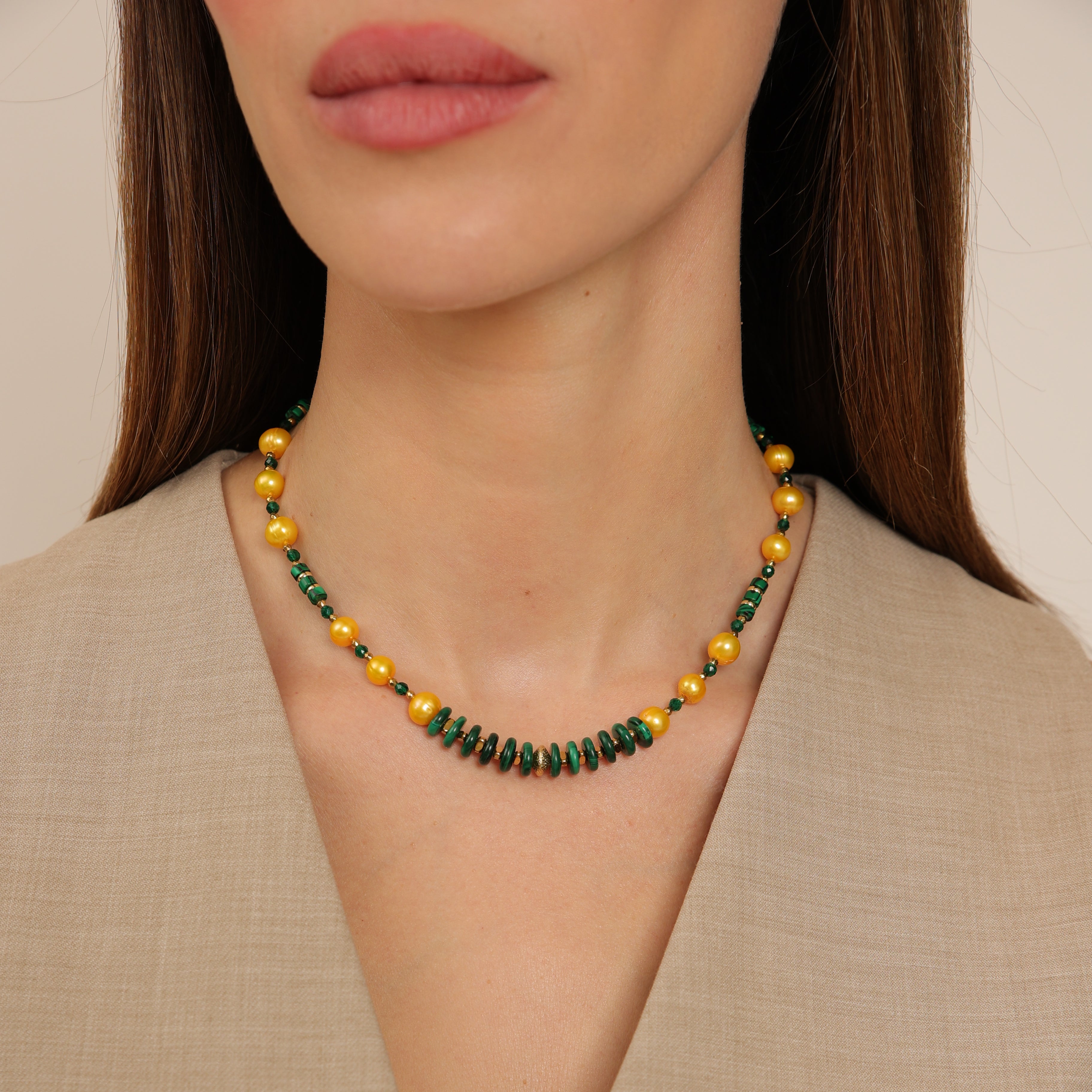 Collar de perlas con perlas amarillas y malaquita