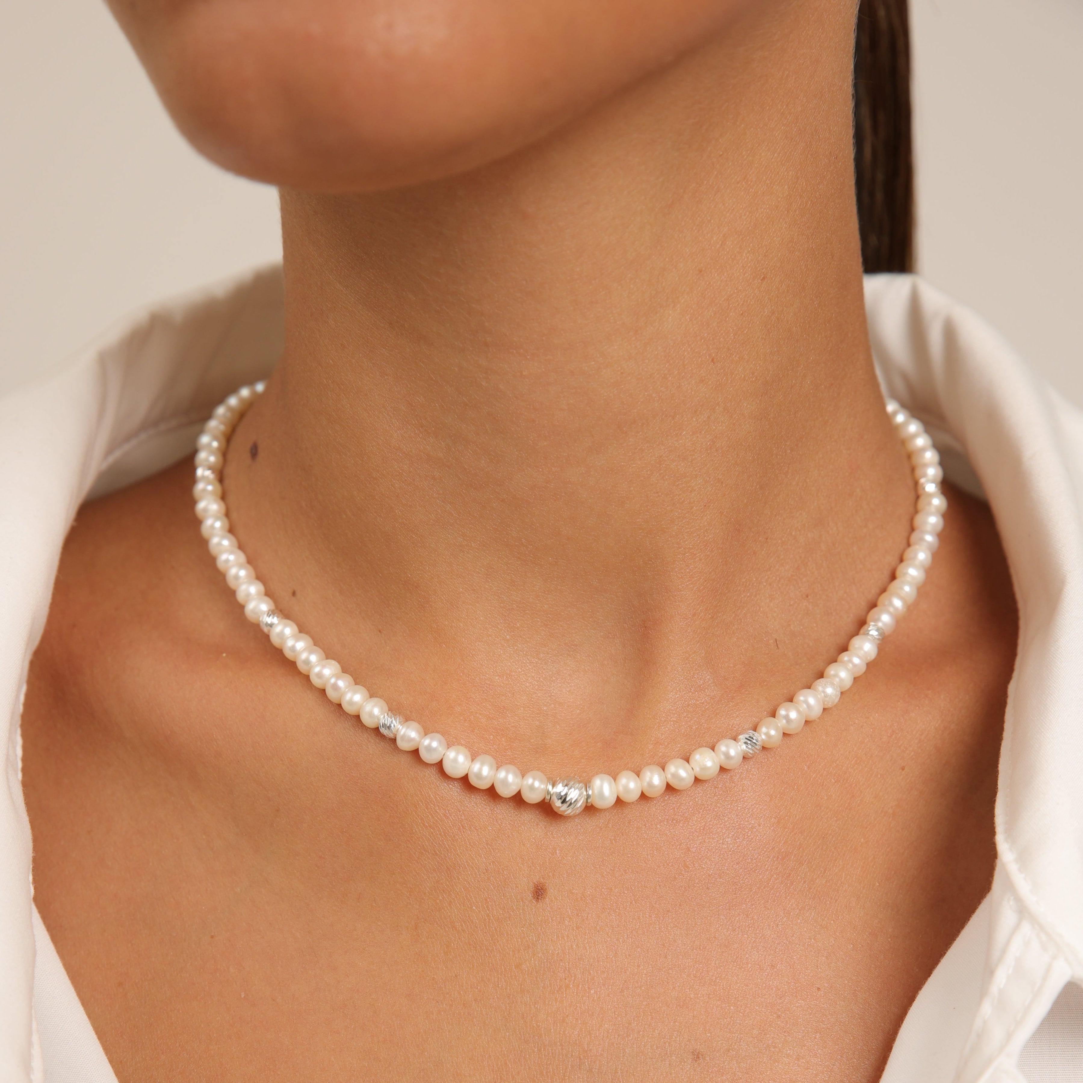 Collar de perlas con esferas redondas