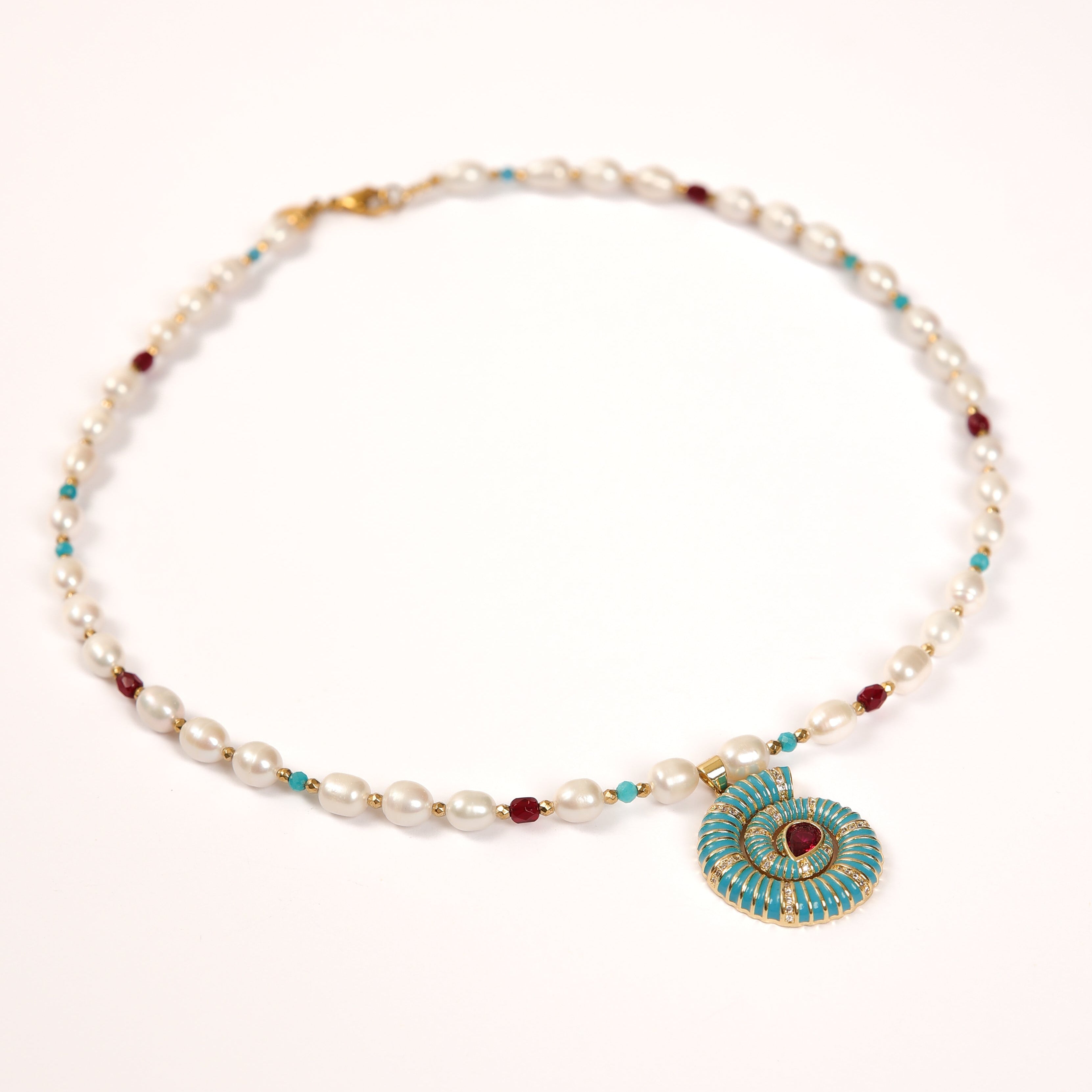 Collar de perlas con colgante de concha de nautilus