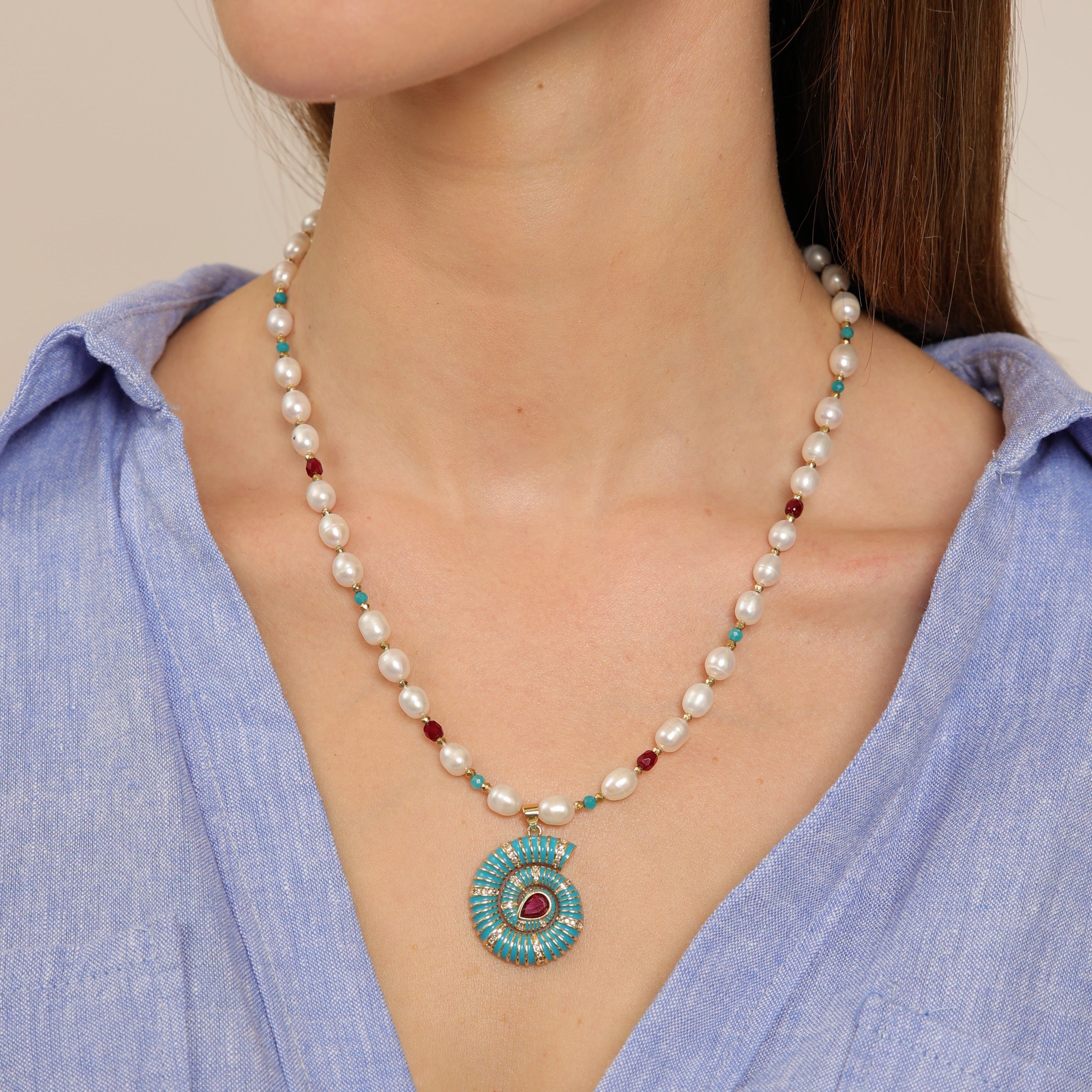 Collar de perlas con colgante de concha de nautilus