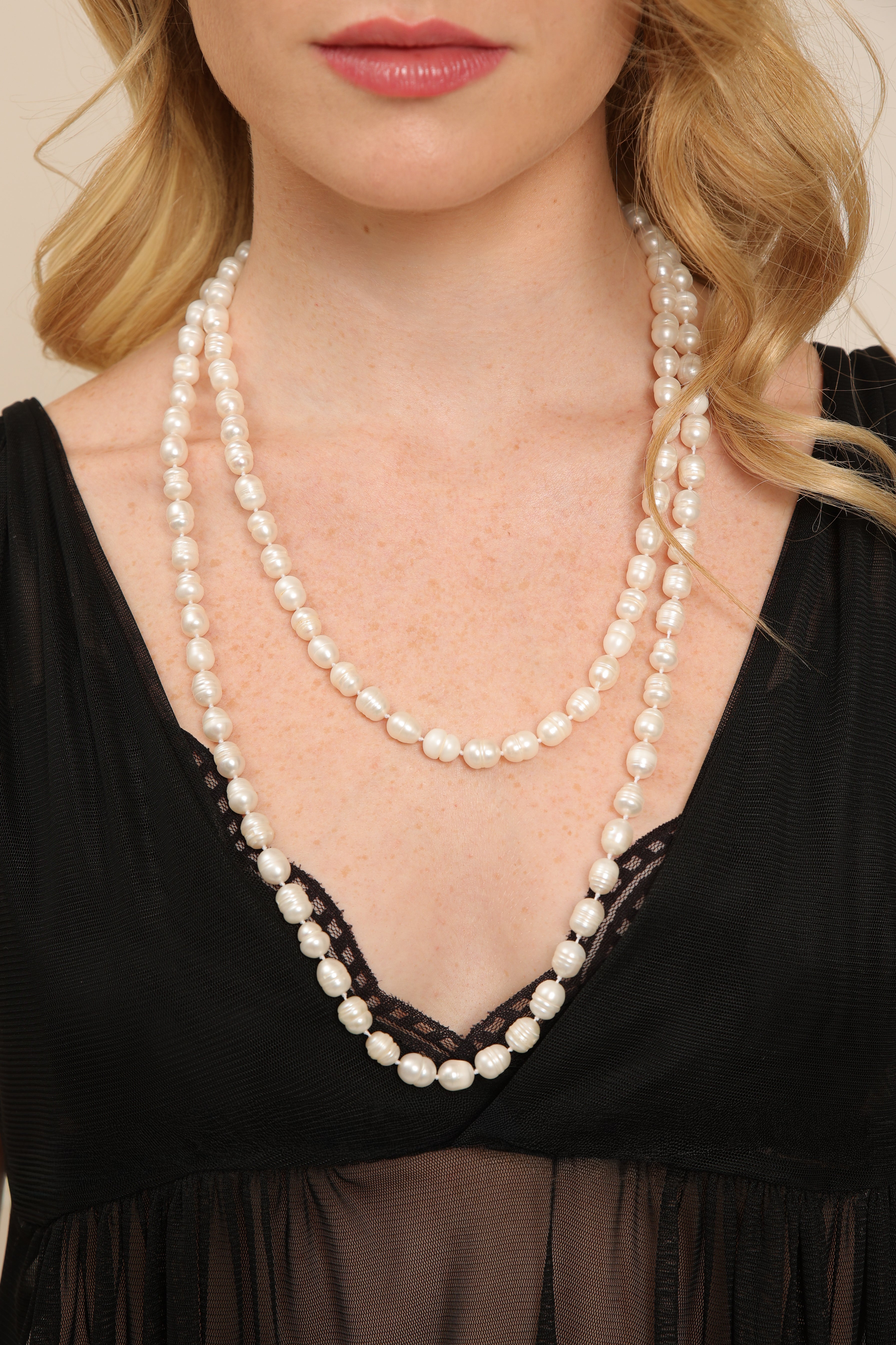 Pearl Necklace with Knotted Design
