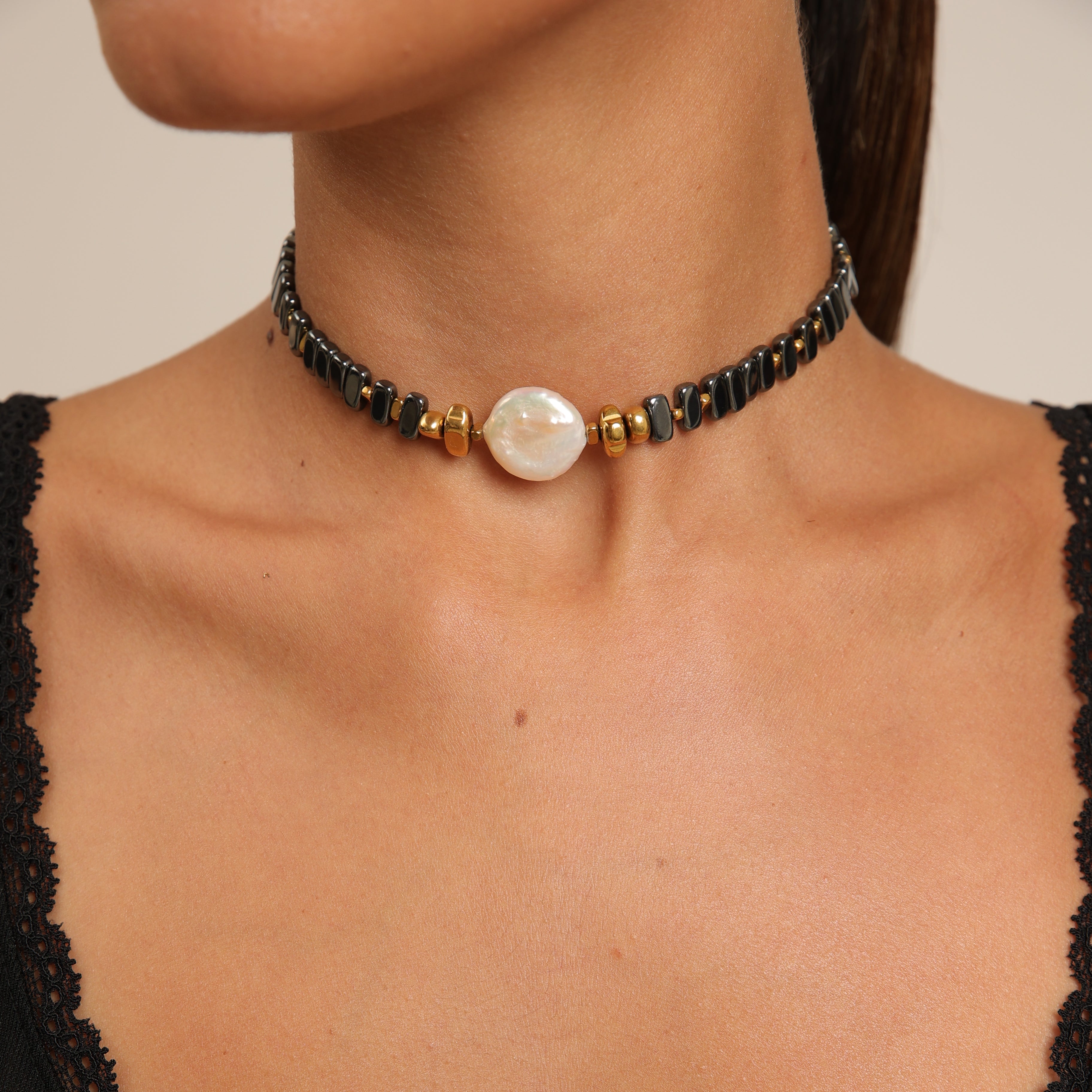 Gargantilla de hematita y perla central