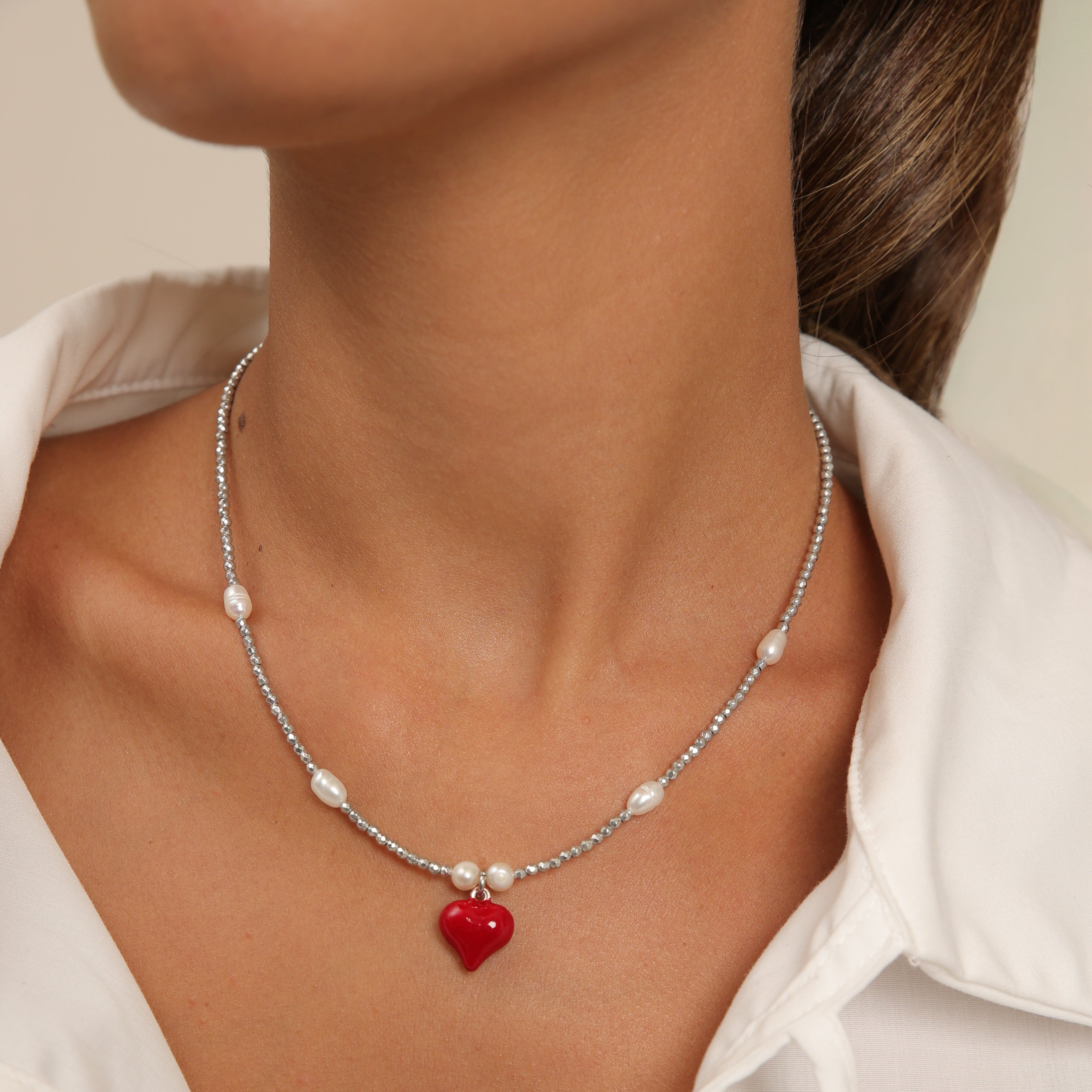 Collar de hematita con colgante de corazón rojo