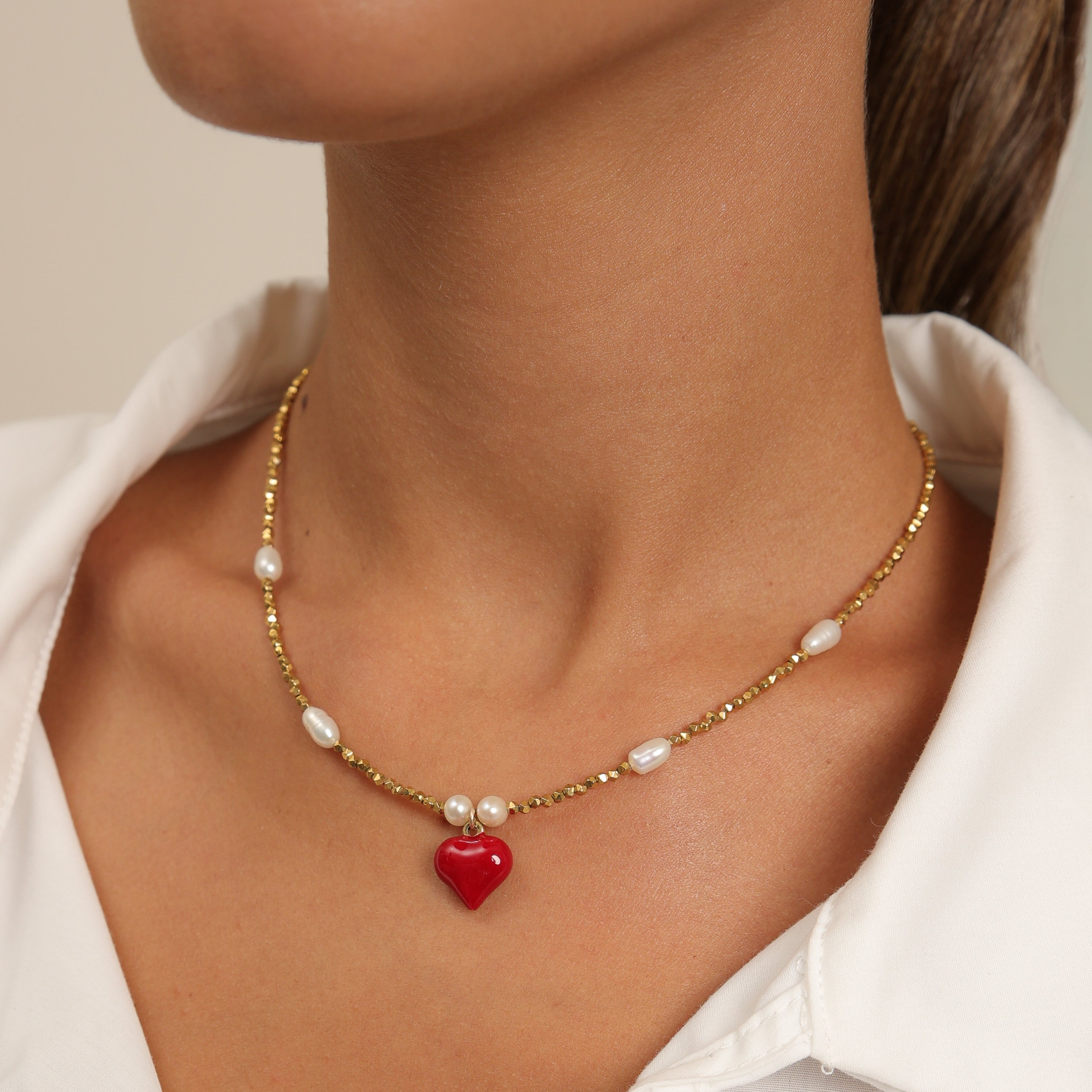 Collar de hematita con colgante de corazón rojo