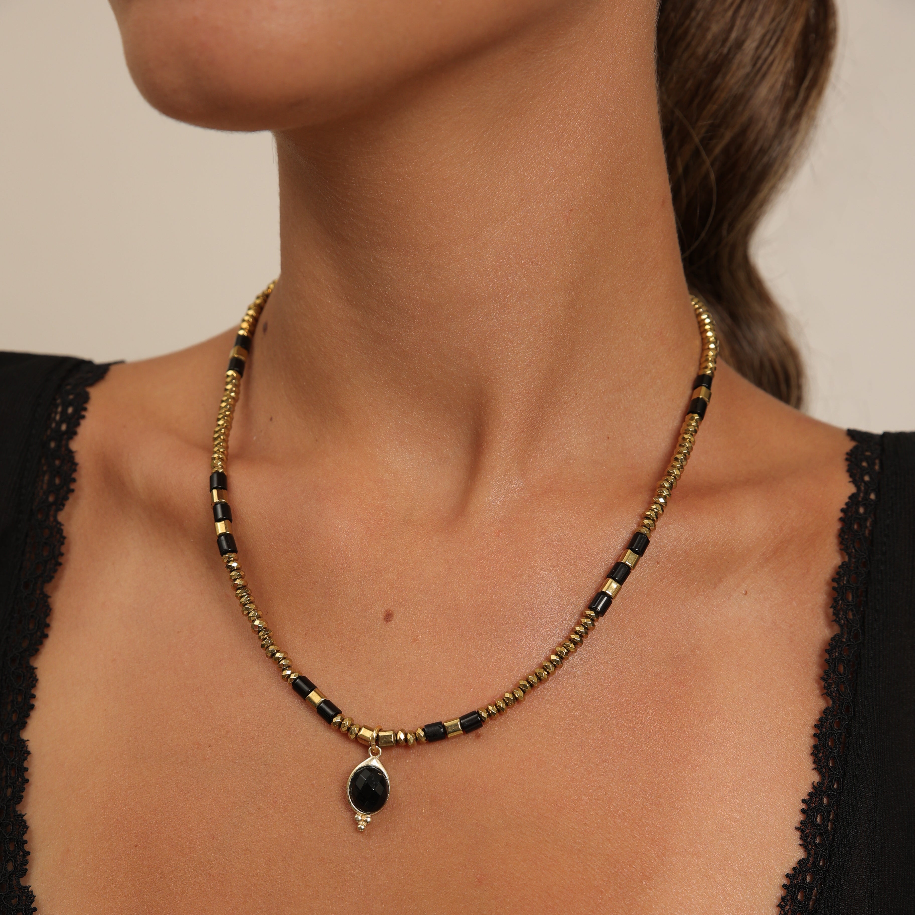 Collar de hematita con ónix negro