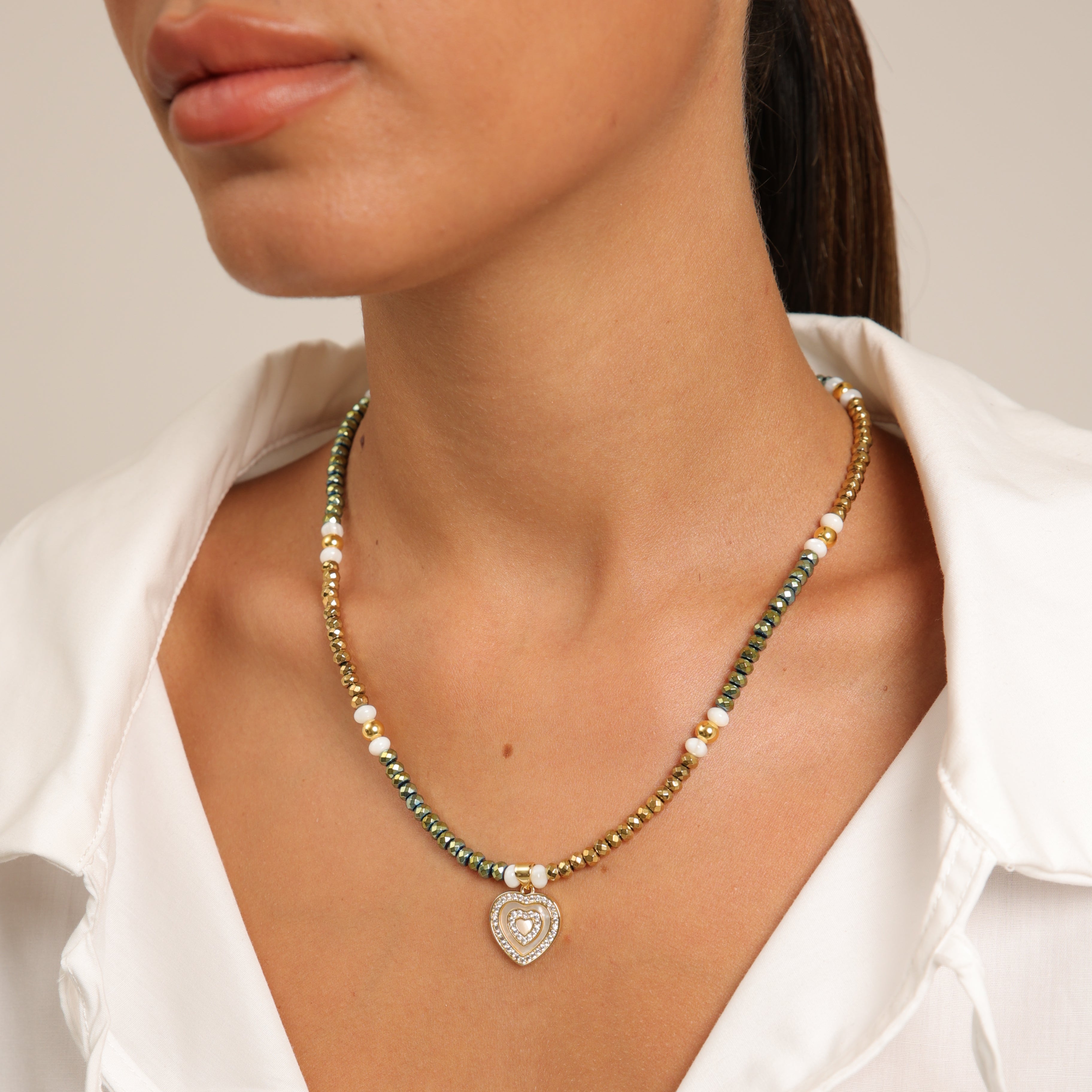 Collar de hematita con colgante de corazón de nácar