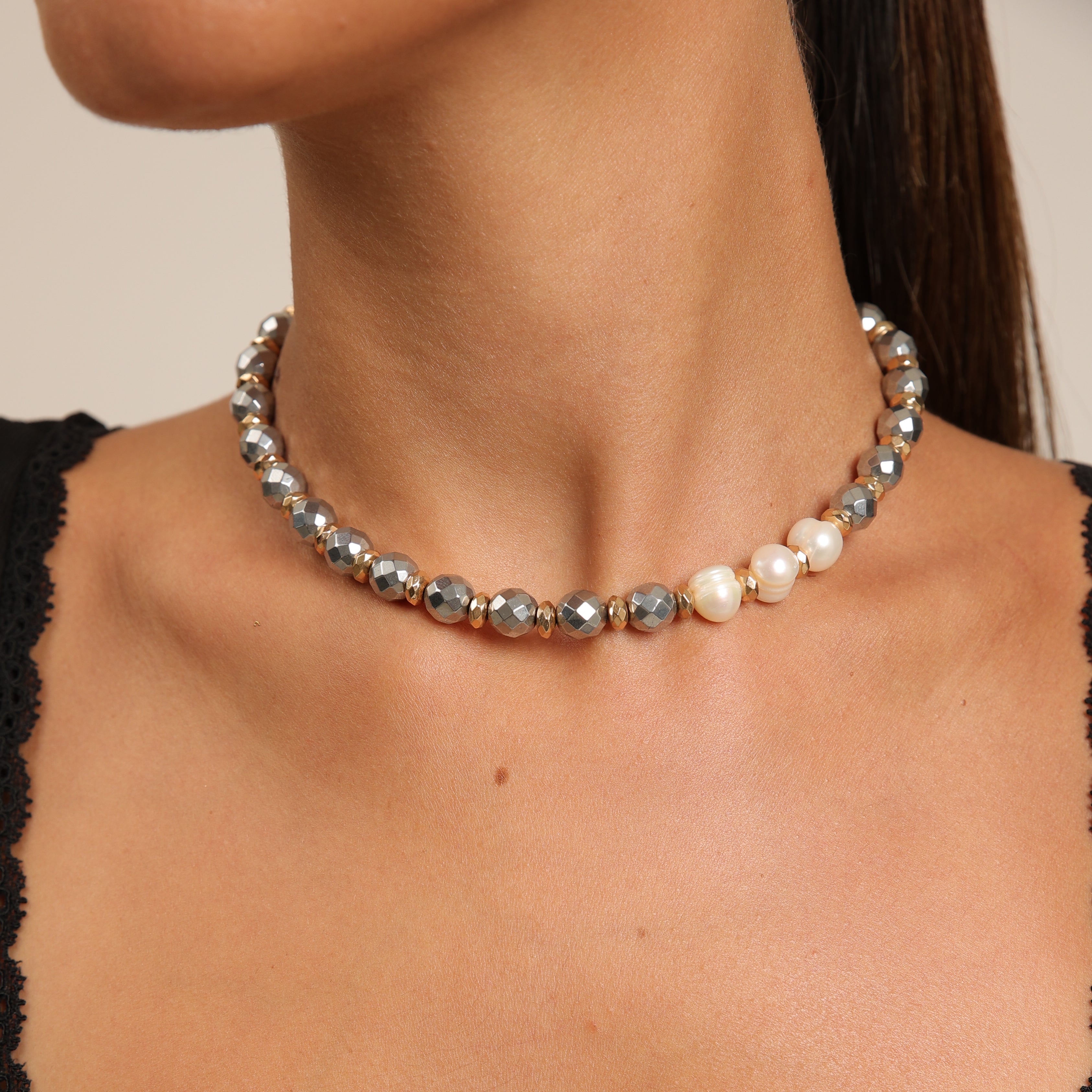 Gargantilla de hematita con perlas