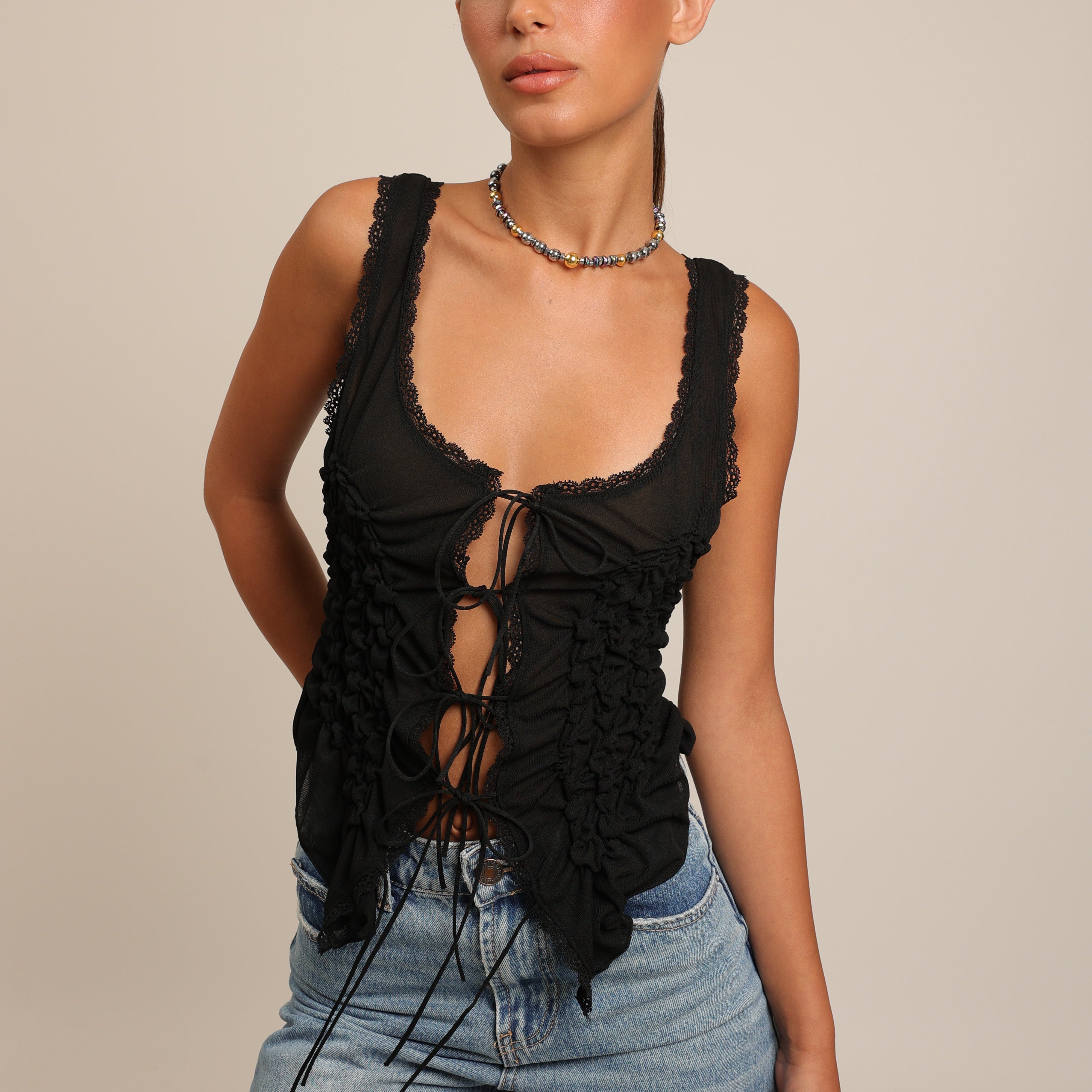 Collier ras du cou en hématite aux formes variées