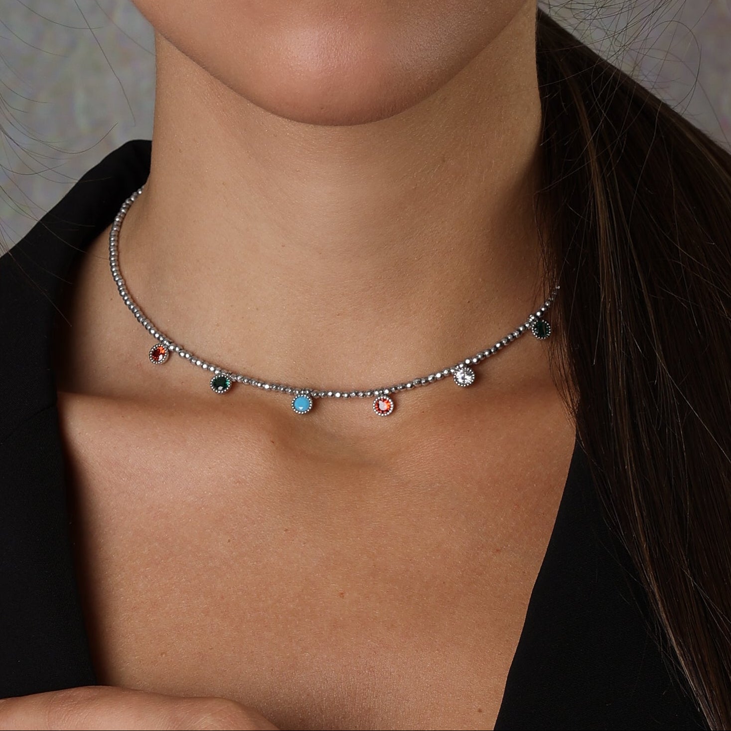 Gargantilla de hematita con colgantes de colores