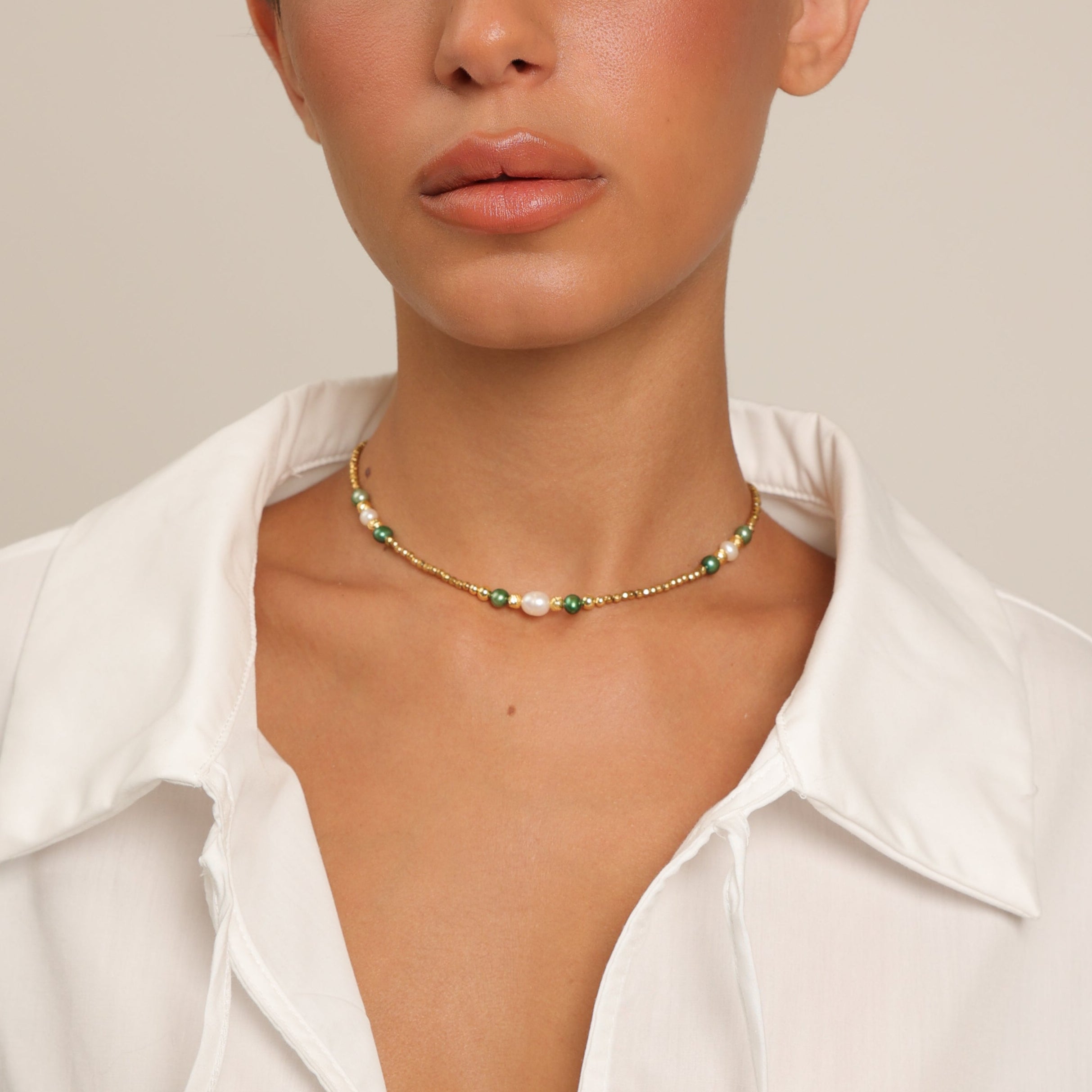 Gargantilla de hematita con perlas verdes y blancas