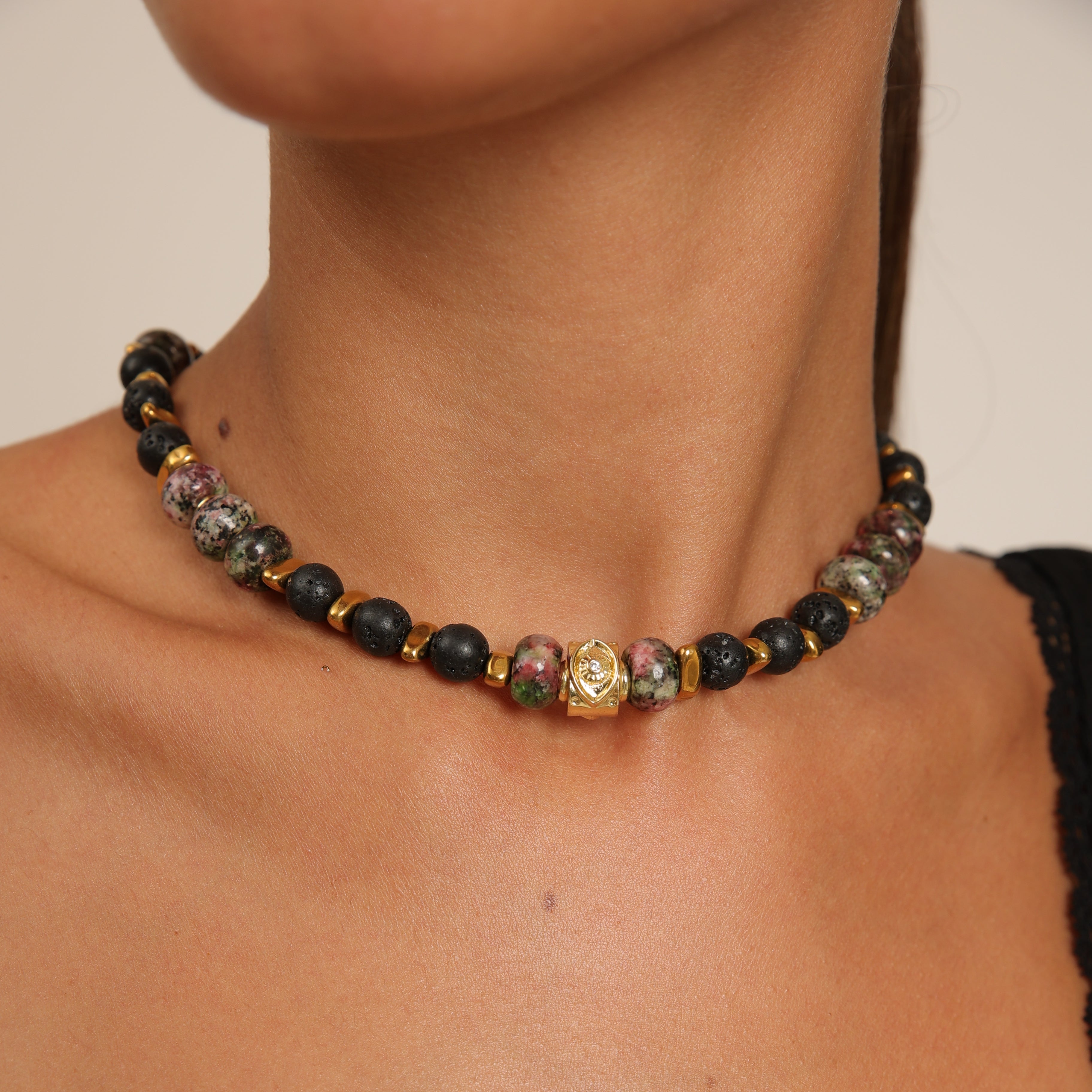 Gargantilla de fucsita rubí y lava negra