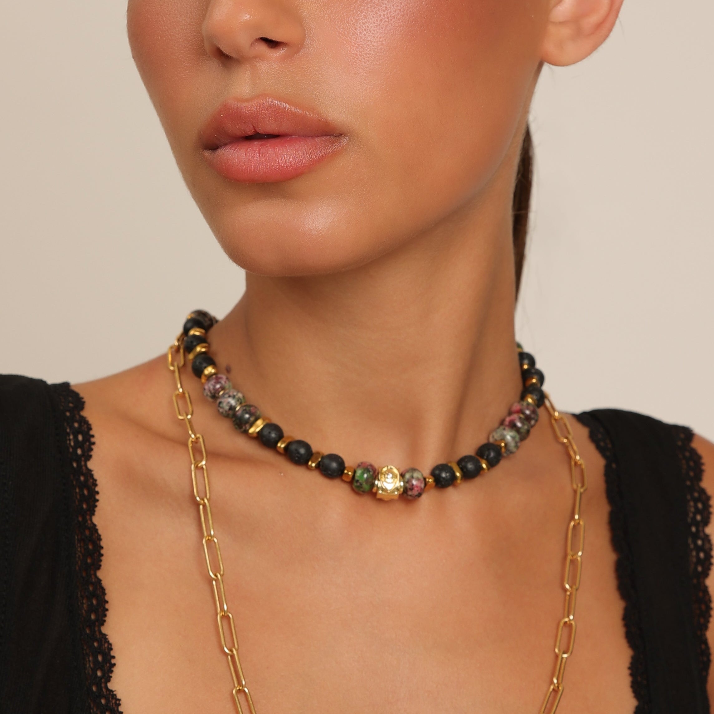 Gargantilla de fucsita rubí y lava negra