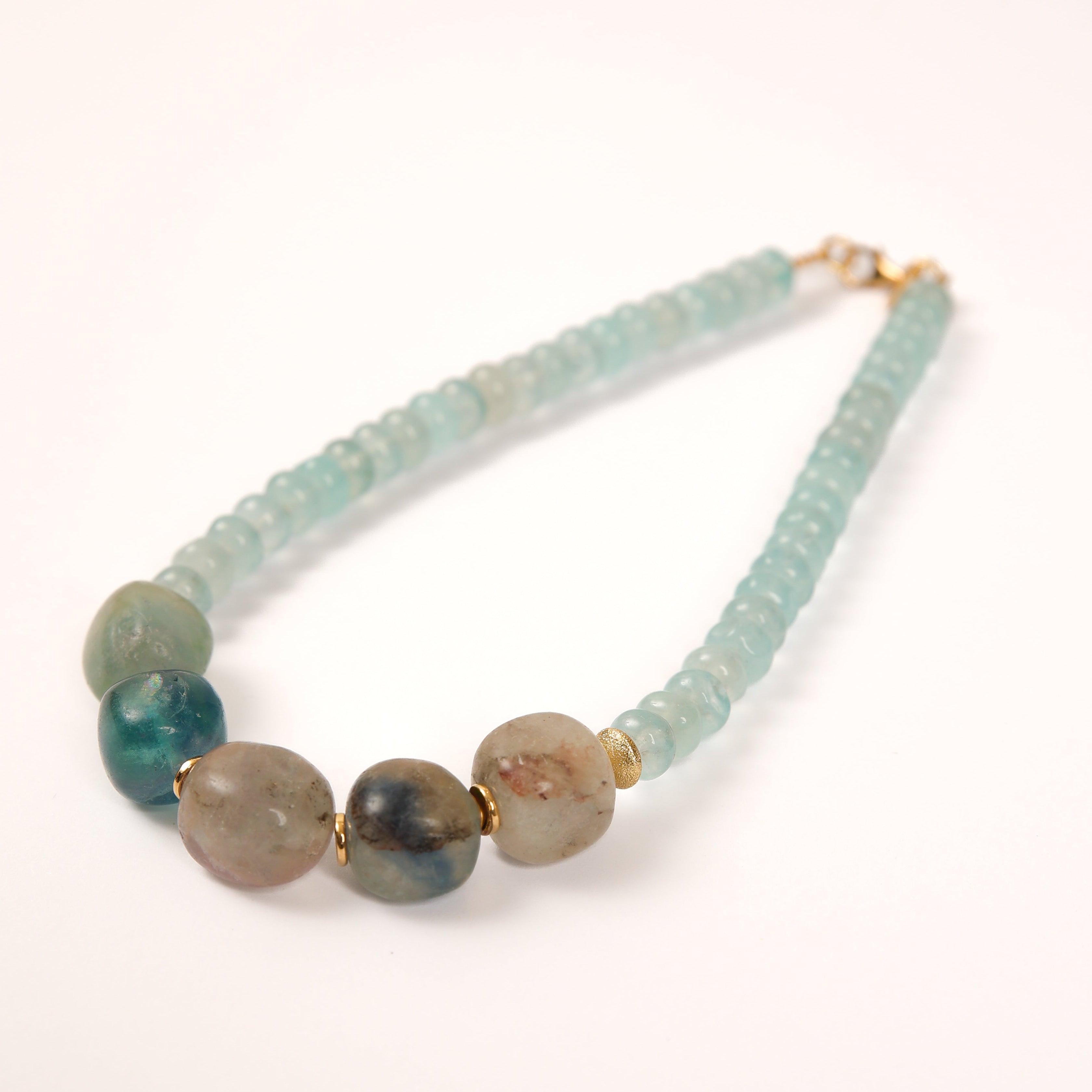 Gargantilla de fluorita y calcedonia