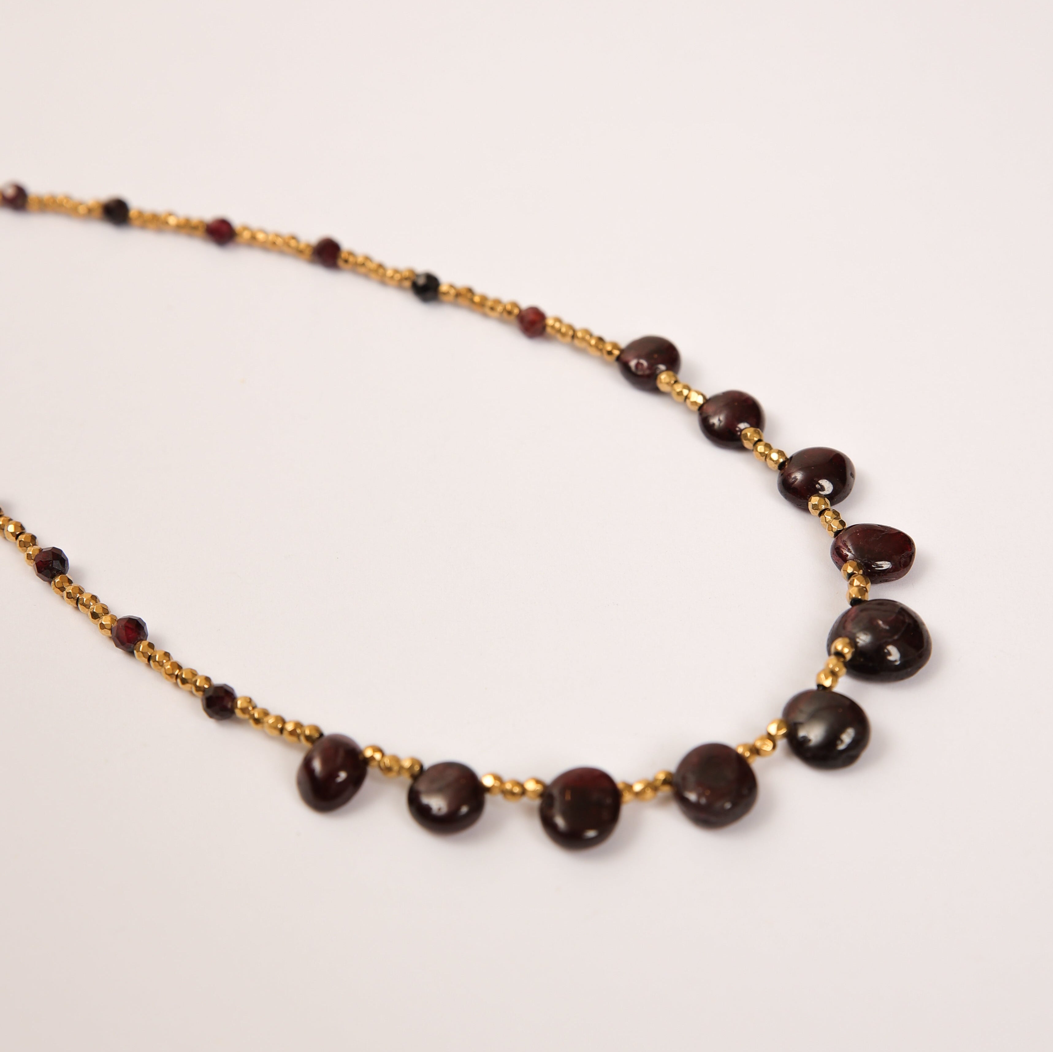 Collar de hematita y par de granates